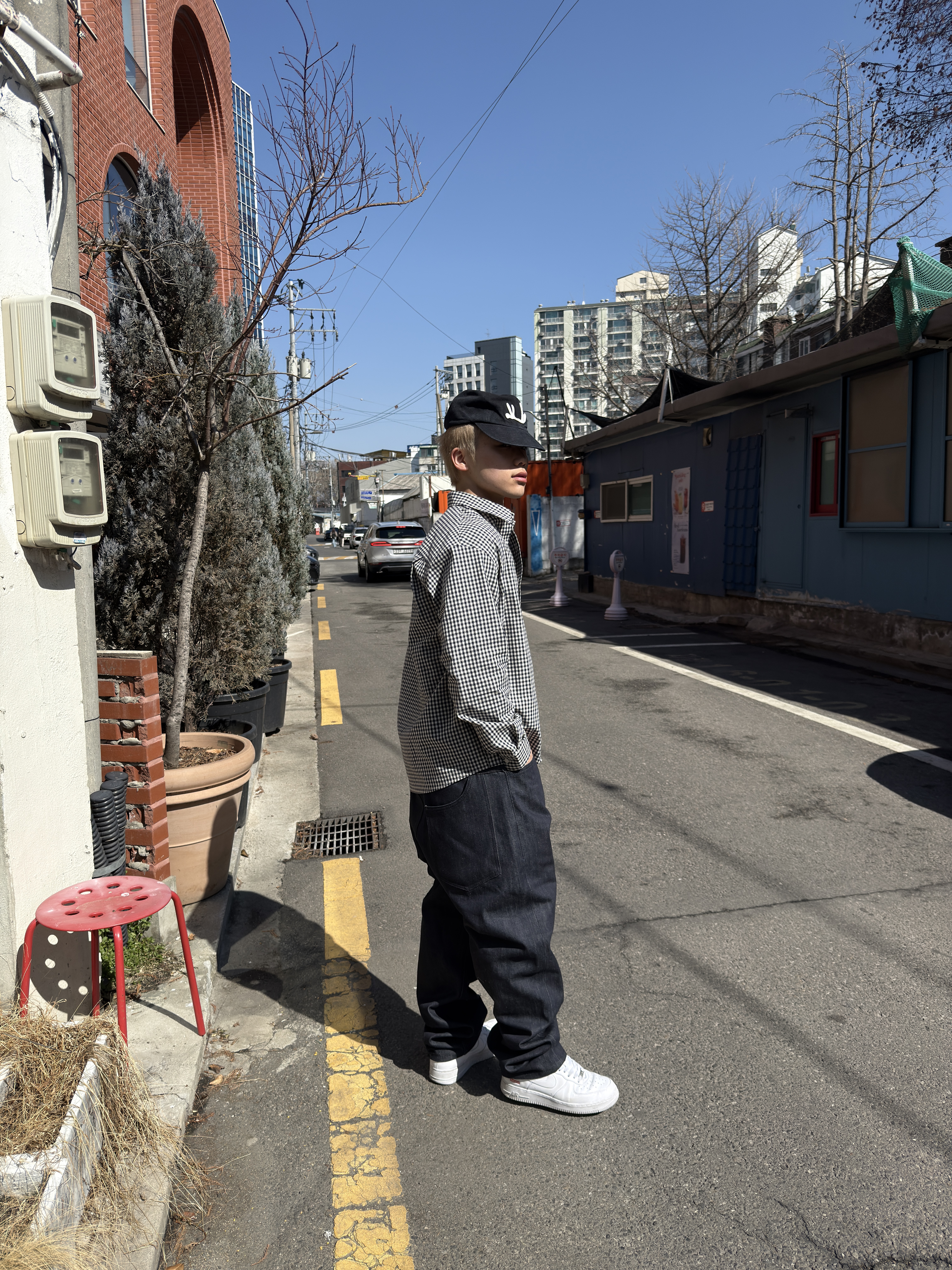 CHOWOO Vintage Washed Downfall Cap Washed Black, CHOWOO One Pocket Regular Check Shirt Navy 착용 스타일 - 3