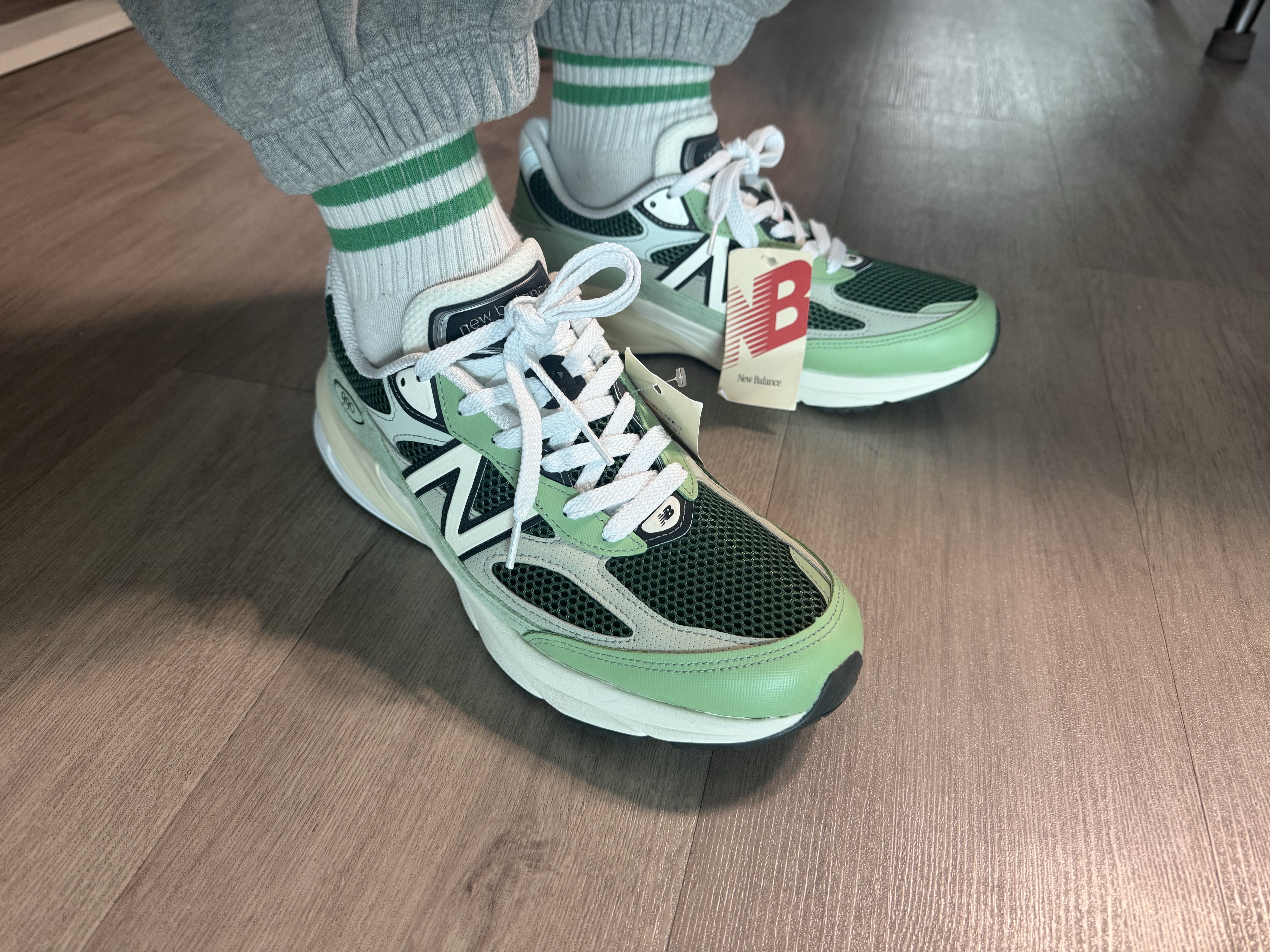 New Balance 990v6 Made in USA Avocado Natural Mint 착용 스타일 - 2