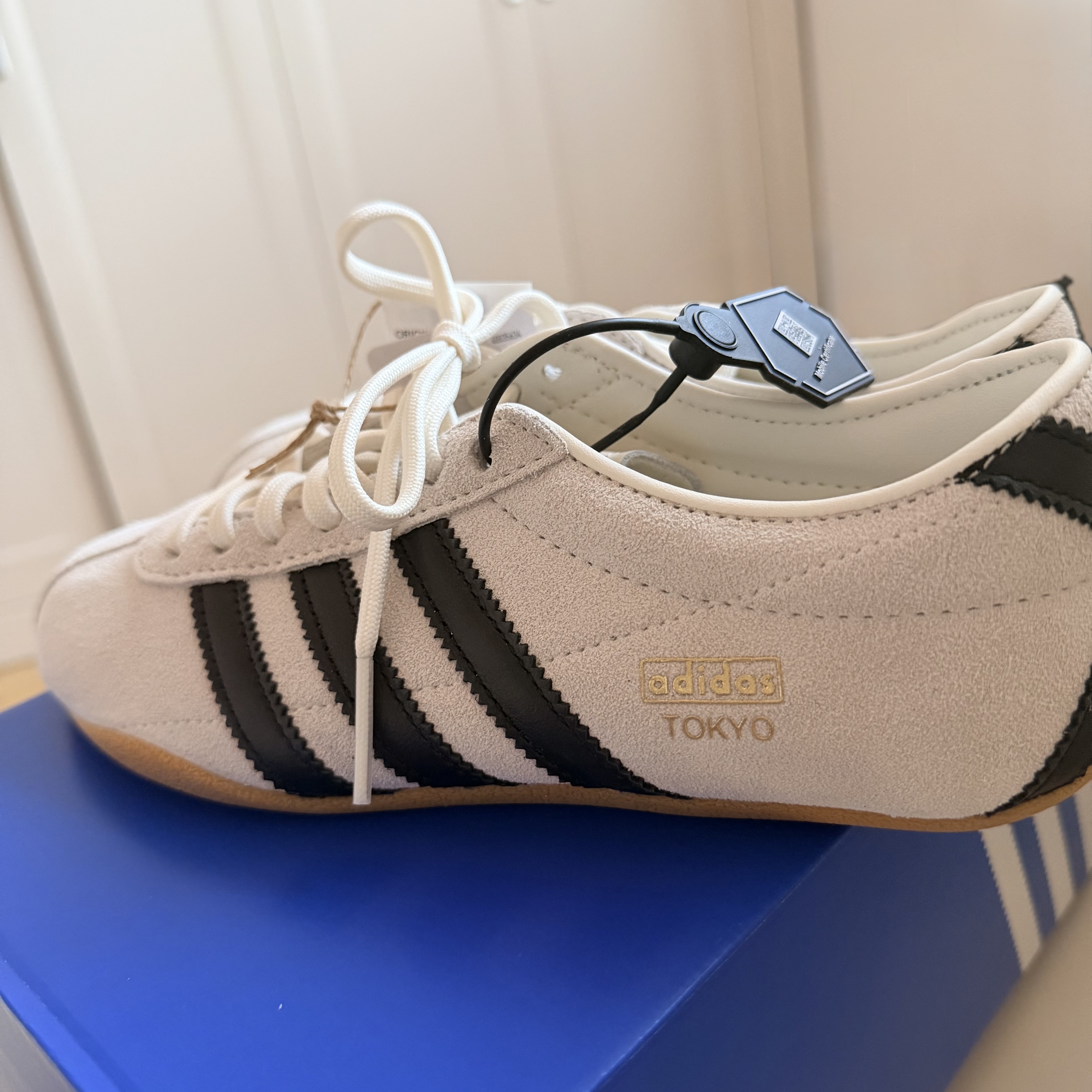 (W) Adidas Tokyo Off White Core Black 착용 스타일 - 3