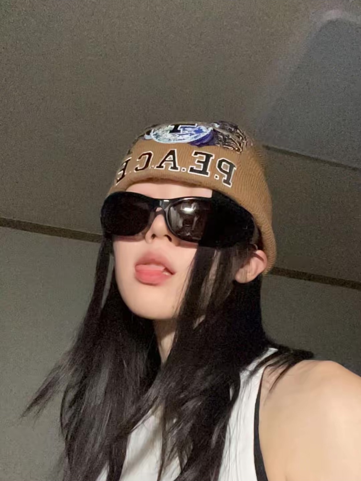 Supreme Peace Embroidered Beanie Tan - 23FW, Balenciaga Reverse X-Pander Rectangle Sunglasses Black 착용 스타일 - 1