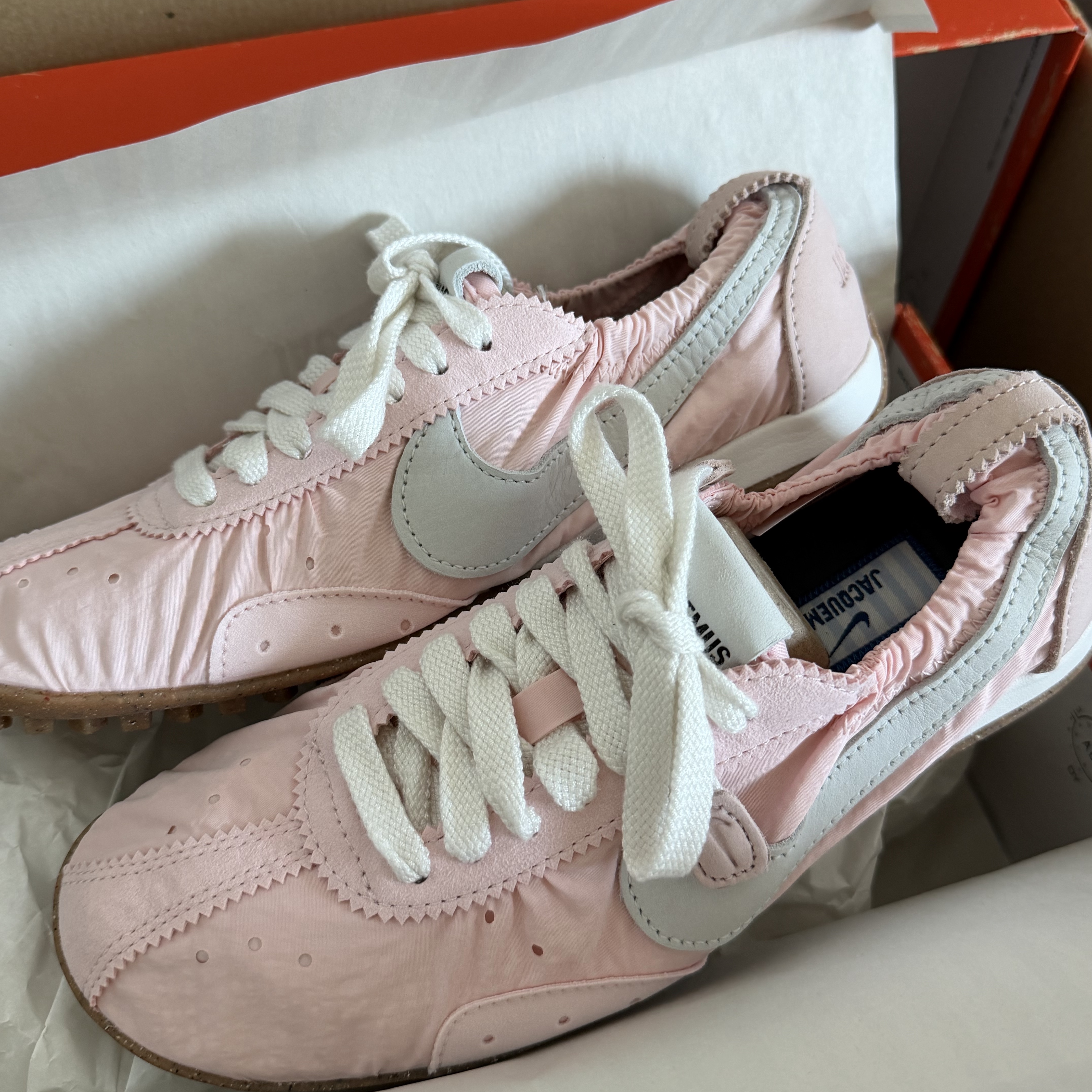 Nike x Jacquemus Moon Shoe SP Aluminum Pink Sail 착용 스타일