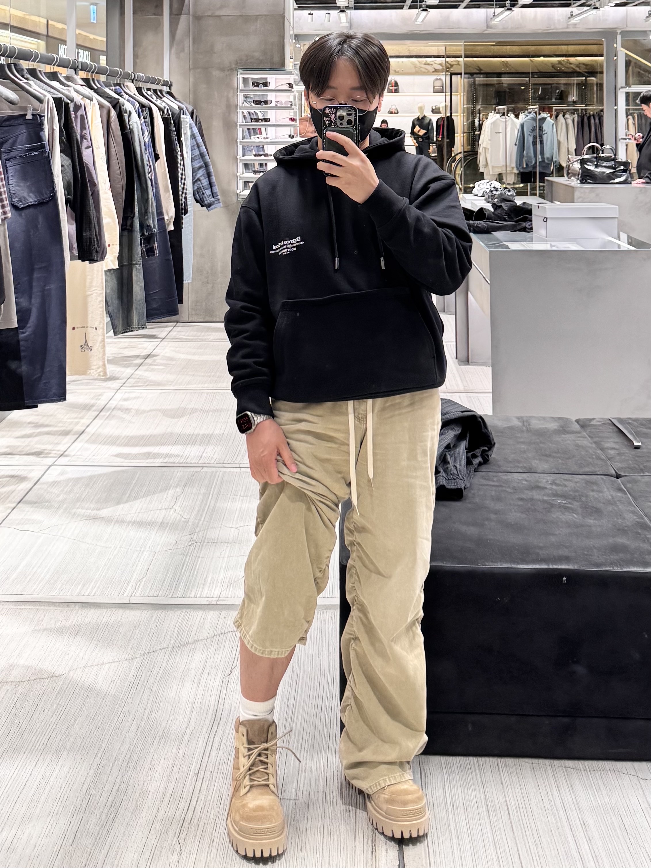 Balenciaga 3XL Extreme Lace Sneakers Egg Shell, Wooyoungmi Merry Go Round Back Logo Hooded T-Shirt Black - 26SS 착용 스타일 - 8