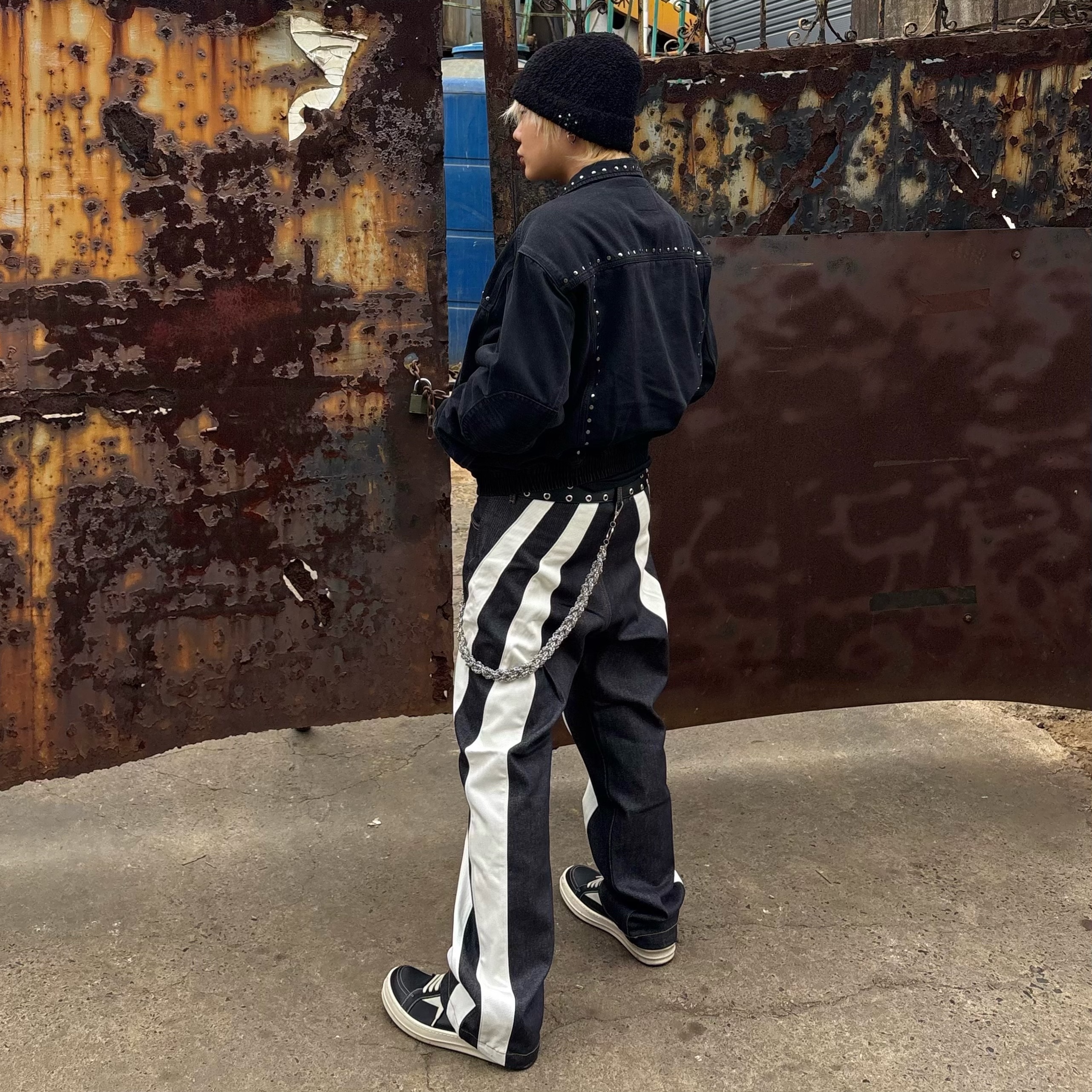 Rick Owens Lido Vintage Sneakers Black Milk, INSANE GARAGE Insane Rivet Washed Denim Jacket_Black 착용 스타일 - 1