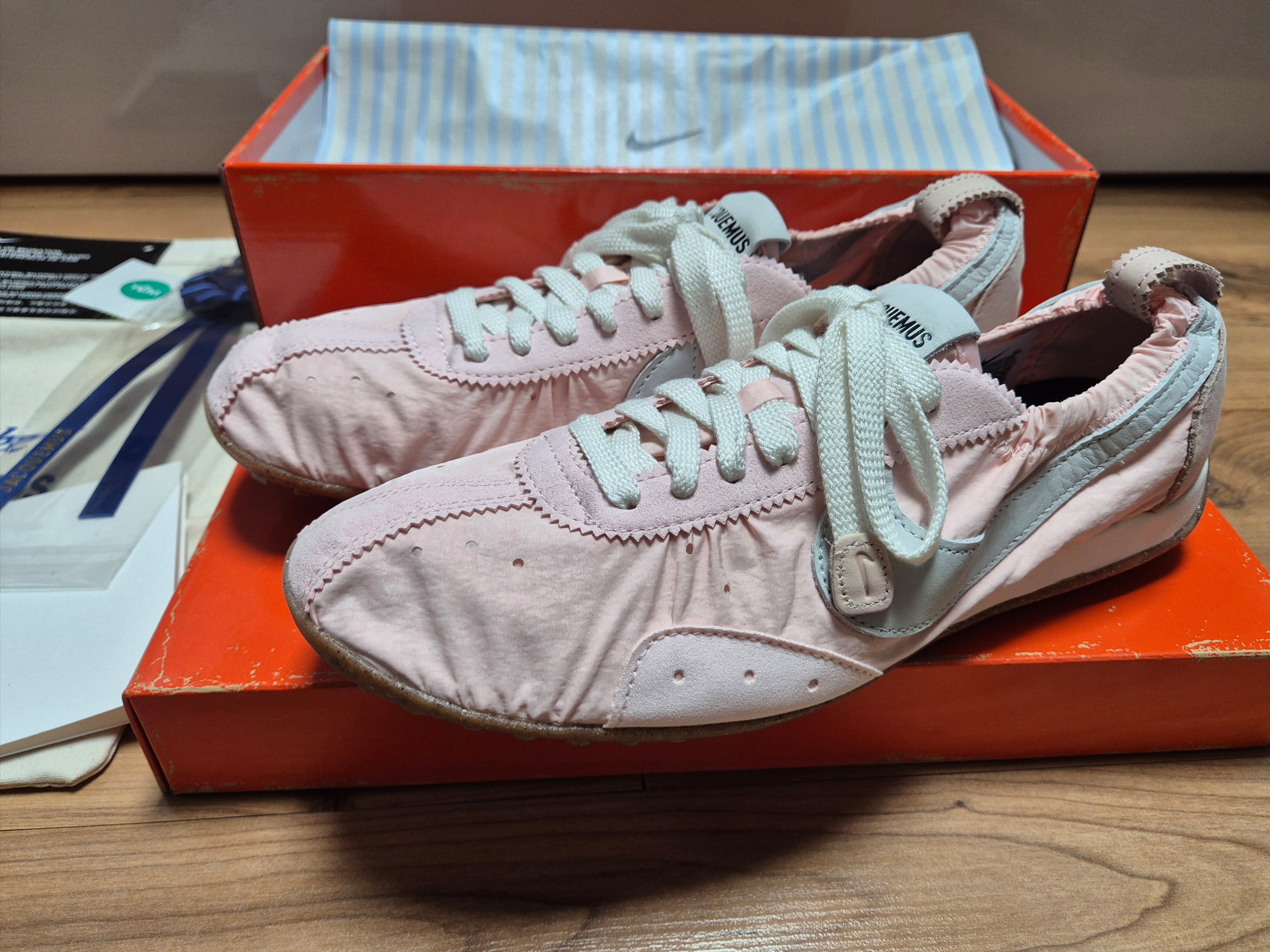 Nike x Jacquemus Moon Shoe SP Aluminum Pink Sail 착용 스타일 - 1