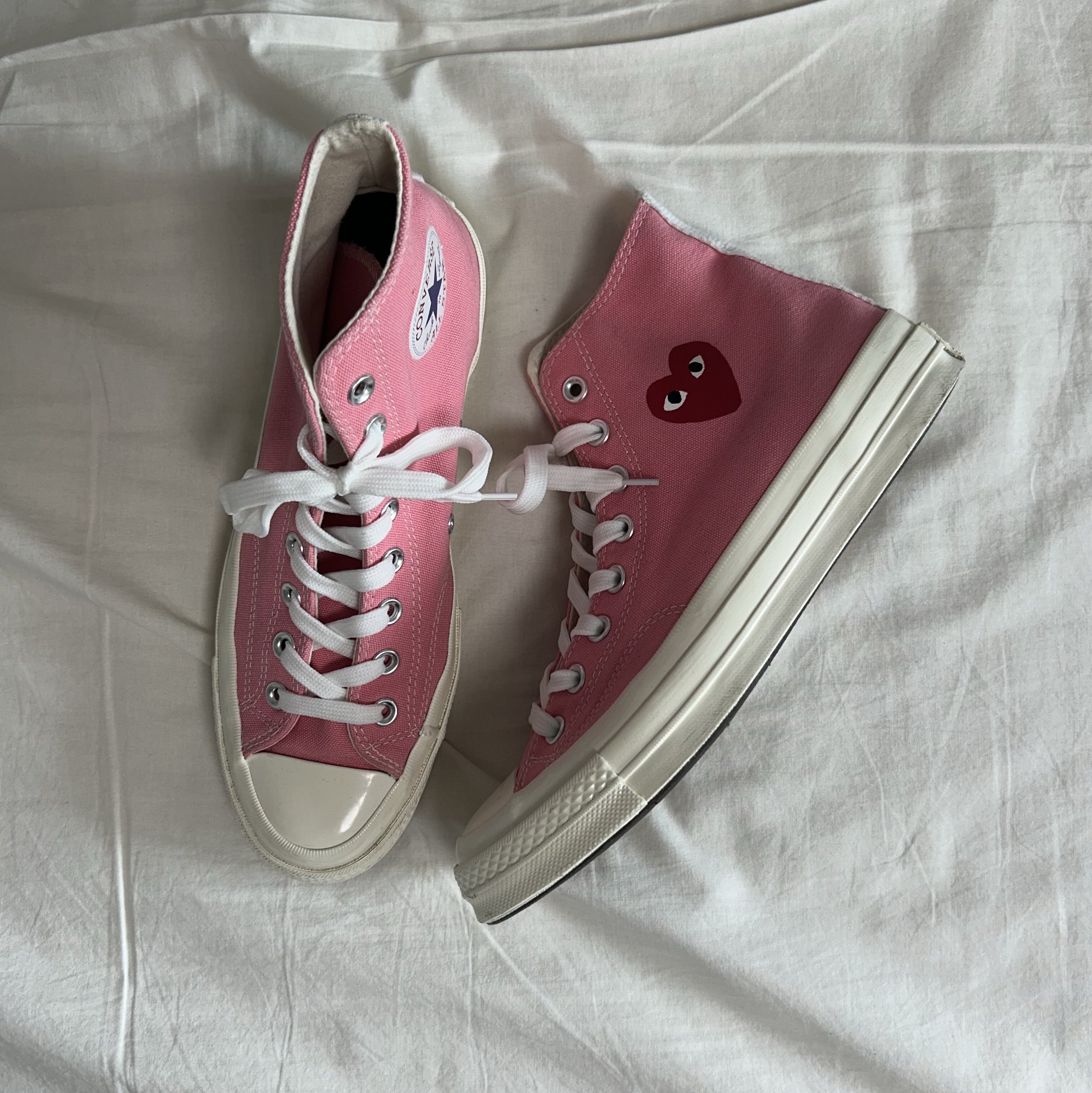 Converse x Play Comme des Garcons Chuck 70 Hi Bright Pink 착용 스타일 - 1