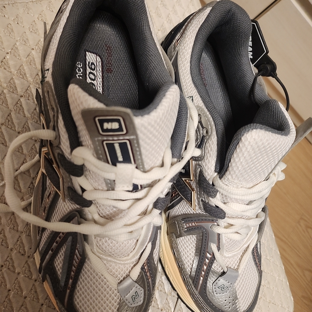 New Balance 1906A Silver Metallic Castlerock 착용 스타일 - 3