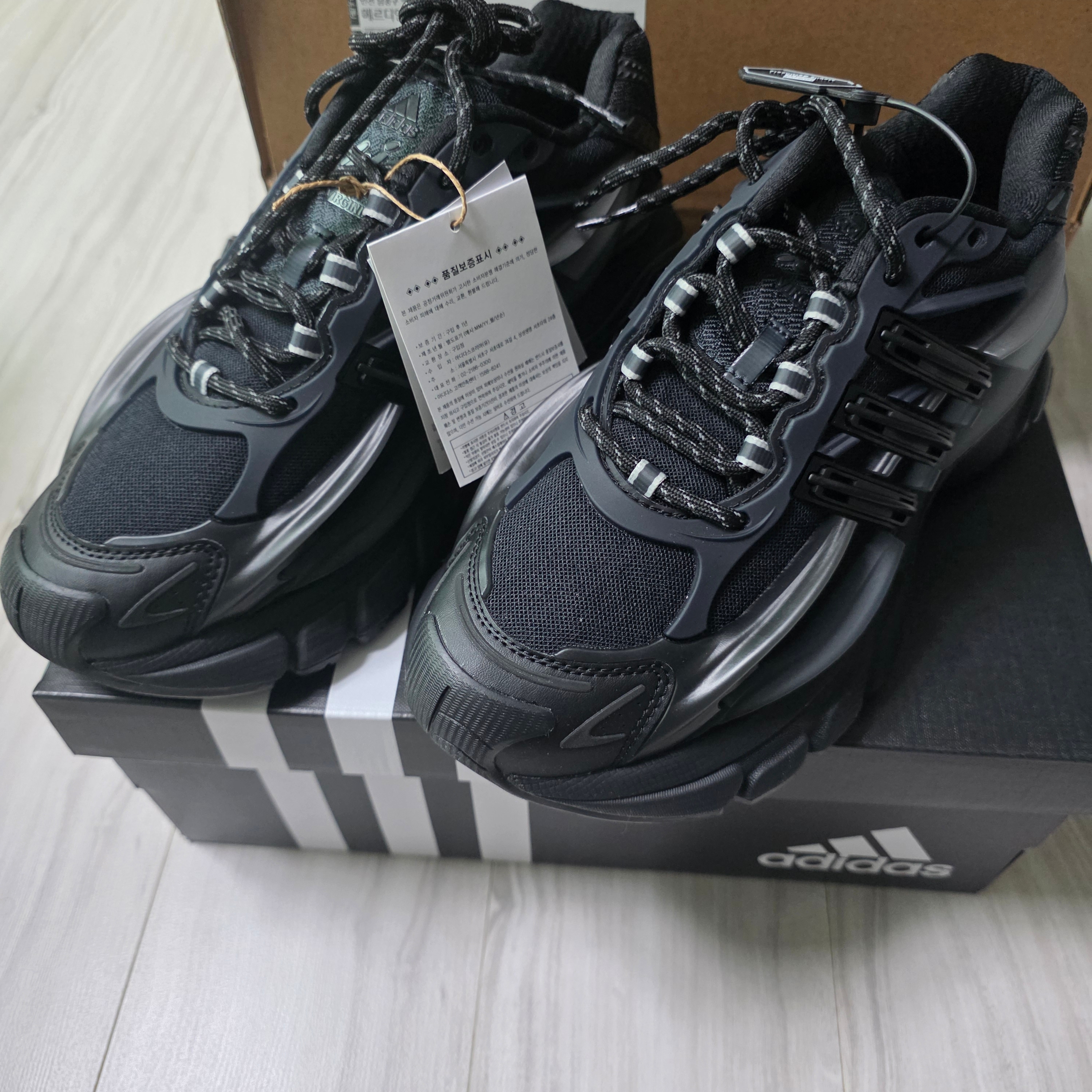 Adidas x Pharrell Williams Virginia Adistar Jellyfish Triple Black 착용 스타일 - 2