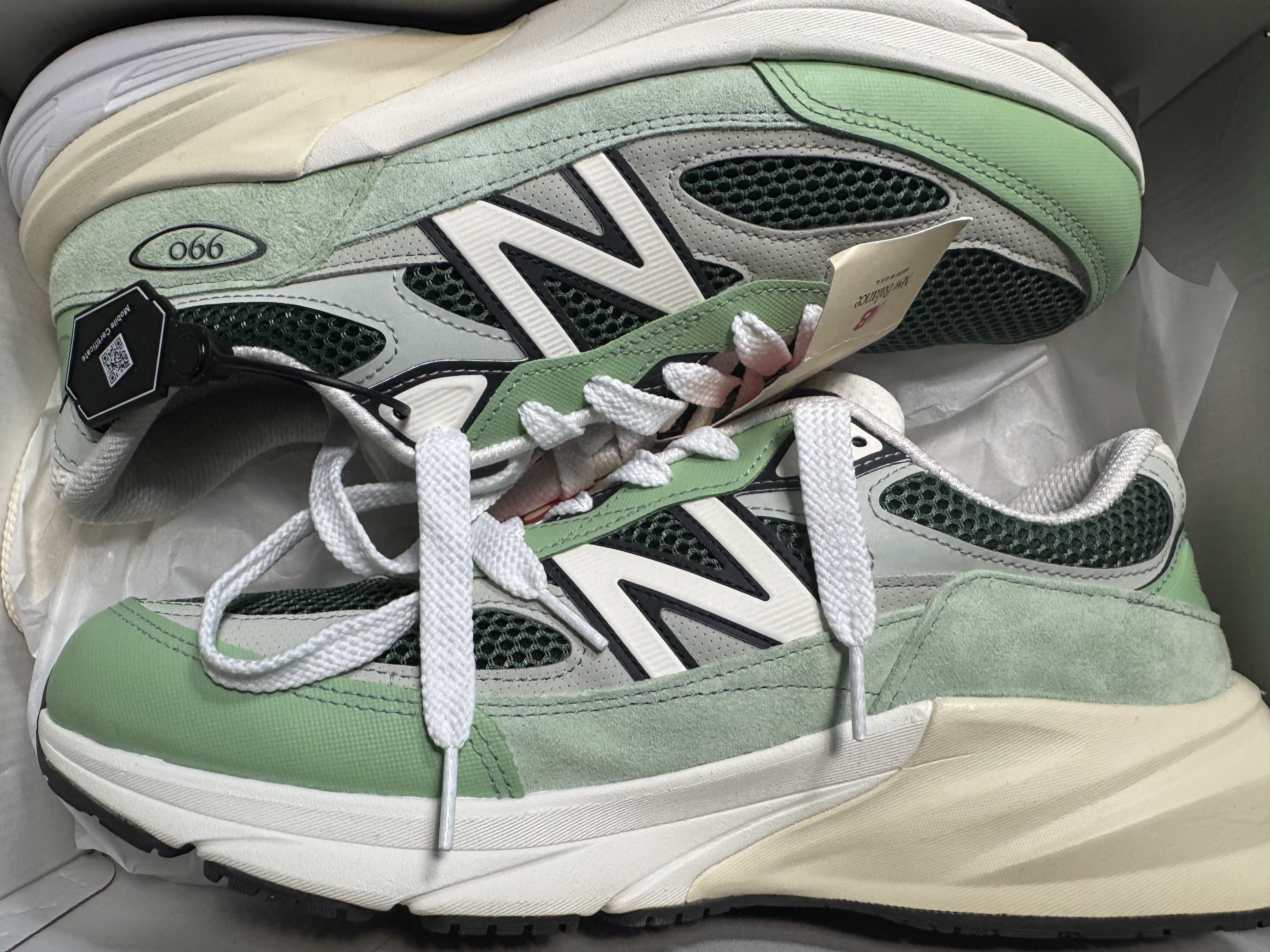 New Balance 990v6 Made in USA Avocado Natural Mint 착용 스타일 - 1