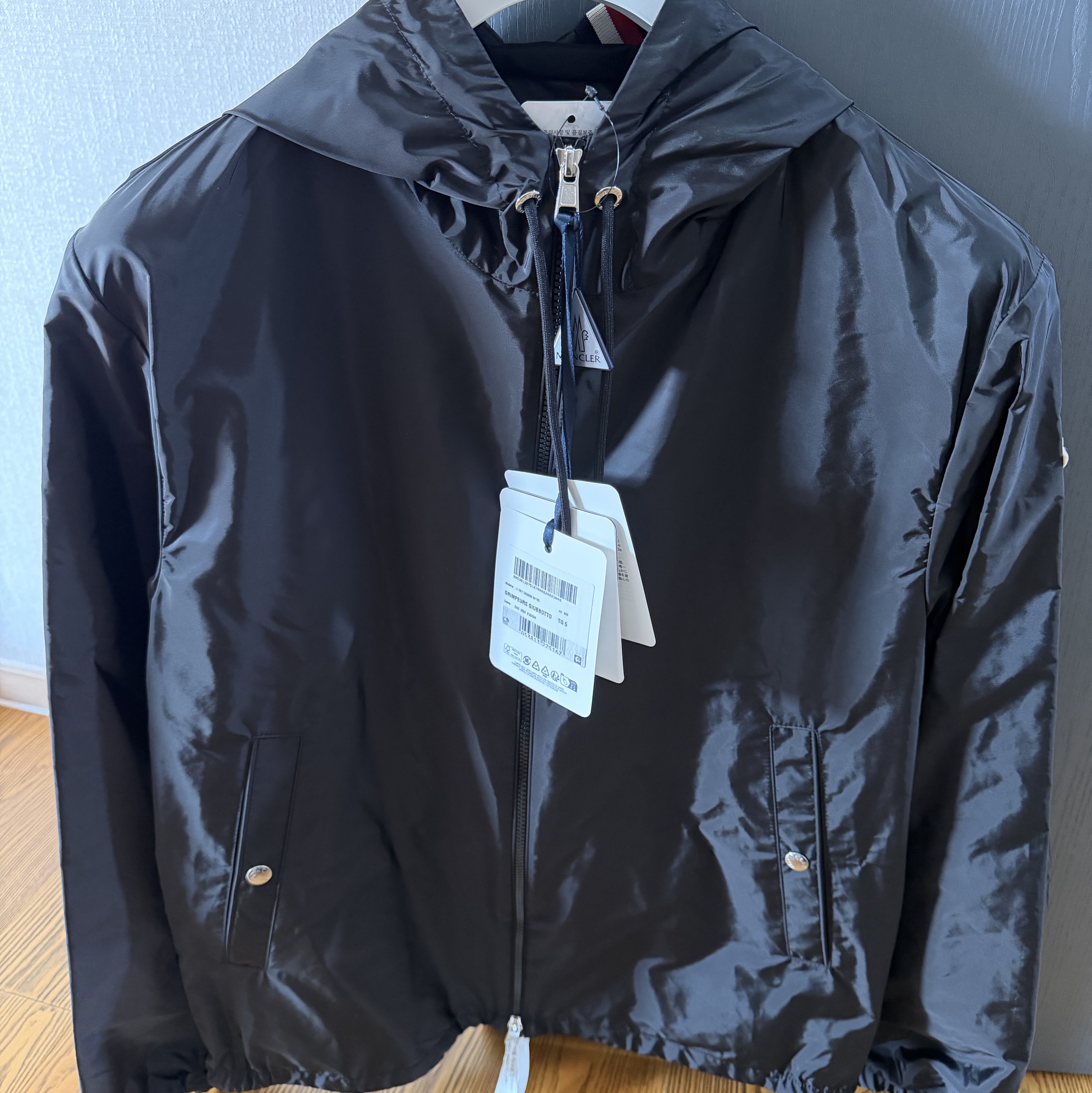 Moncler Grimpeurs Hooded Windbreaker Black - 26SS 착용 스타일 - 1