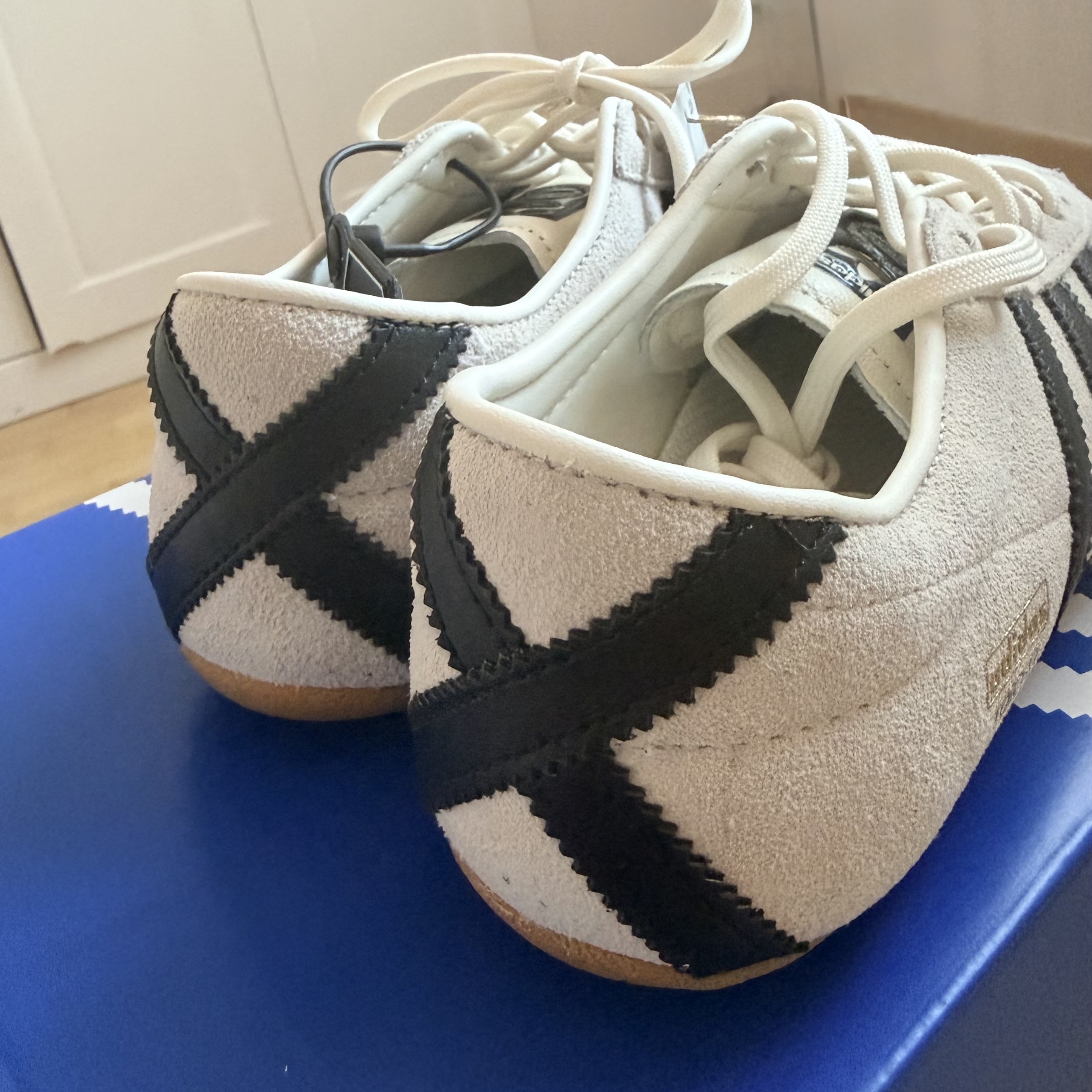 (W) Adidas Tokyo Off White Core Black 착용 스타일 - 4