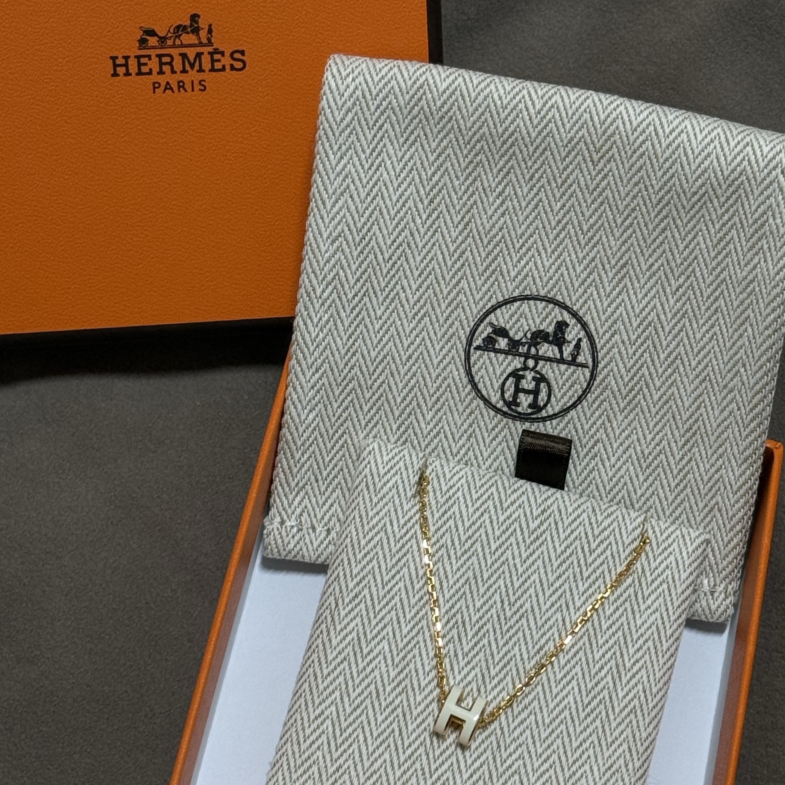 (W) Hermes Mini Pop H Pendant Gold & Blanc 착용 스타일