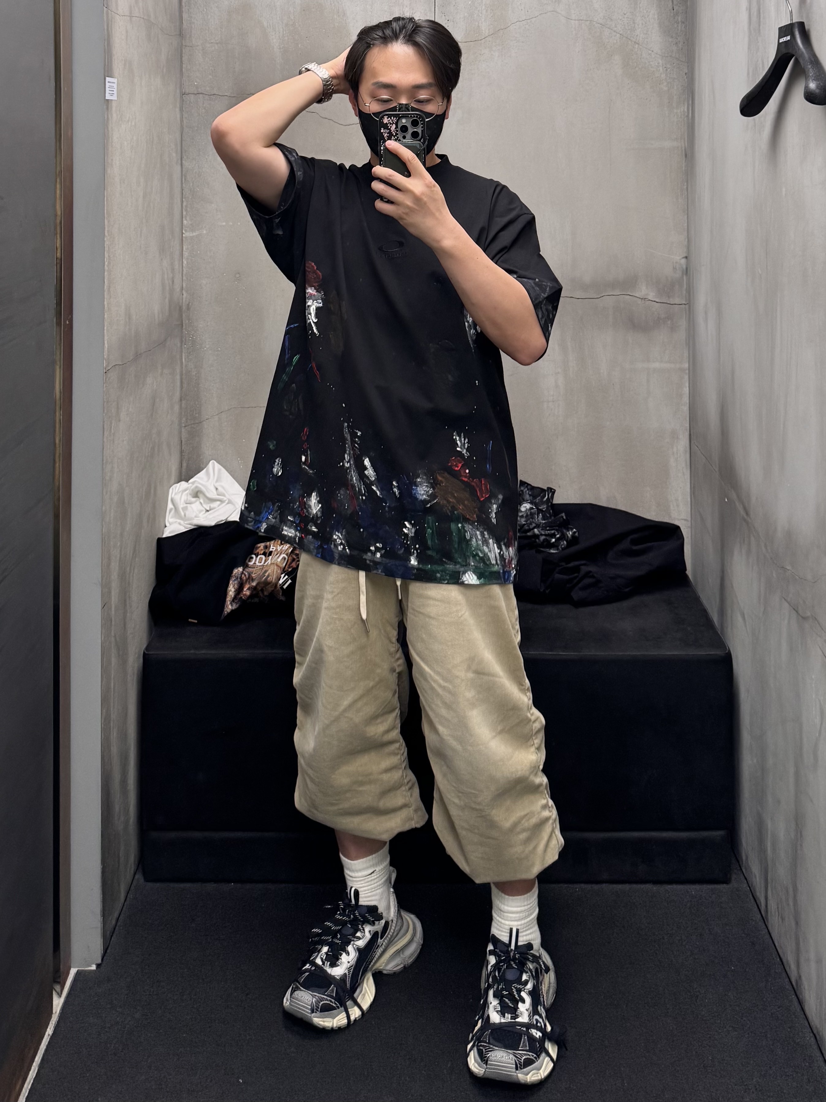 Balenciaga 3XL Extreme Lace Sneakers Egg Shell, Wooyoungmi Merry Go Round Back Logo Hooded T-Shirt Black - 26SS 착용 스타일 - 7