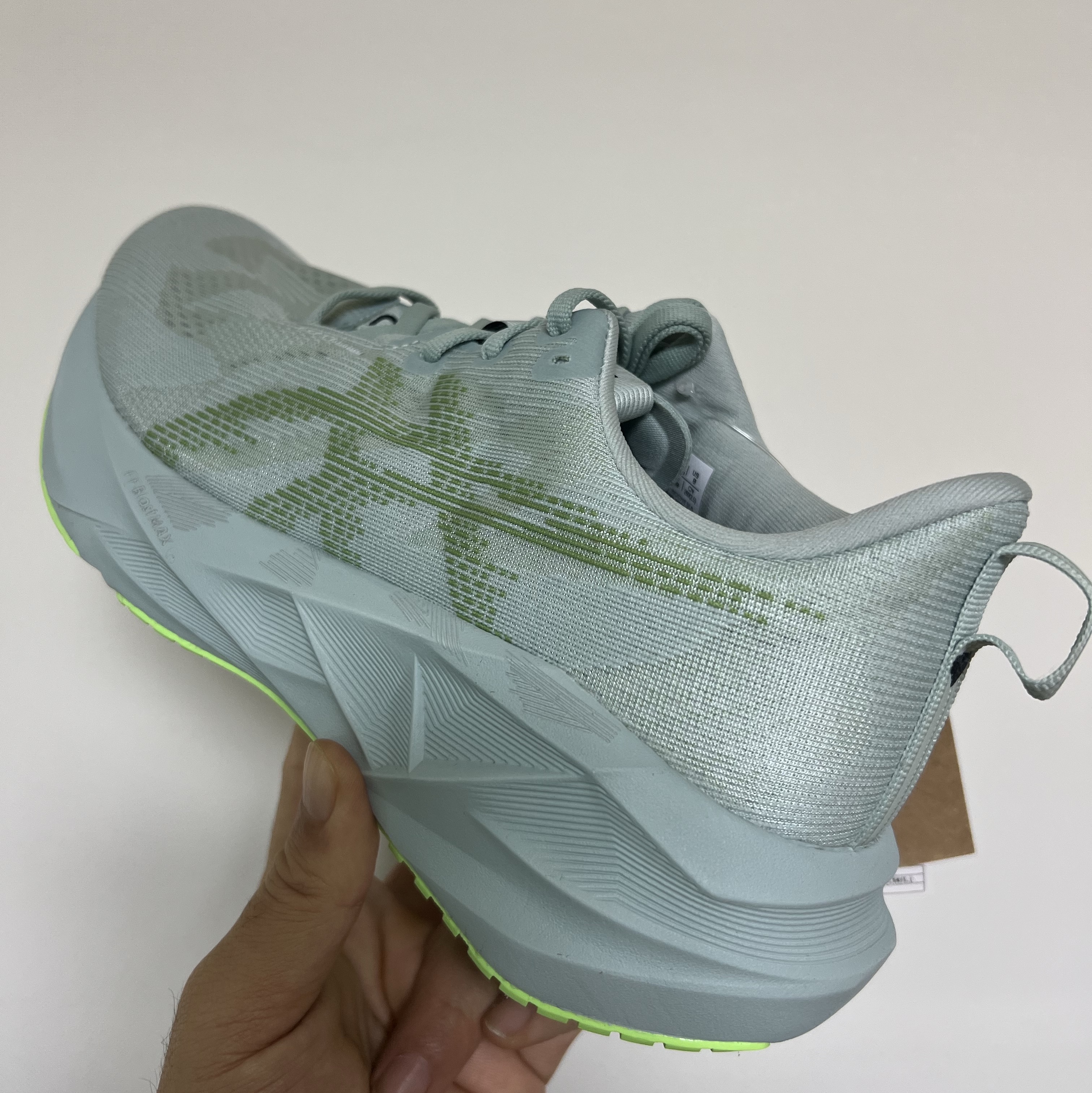 Asics Novablast 5 Cold Moss Light Orange 착용 스타일 - 2