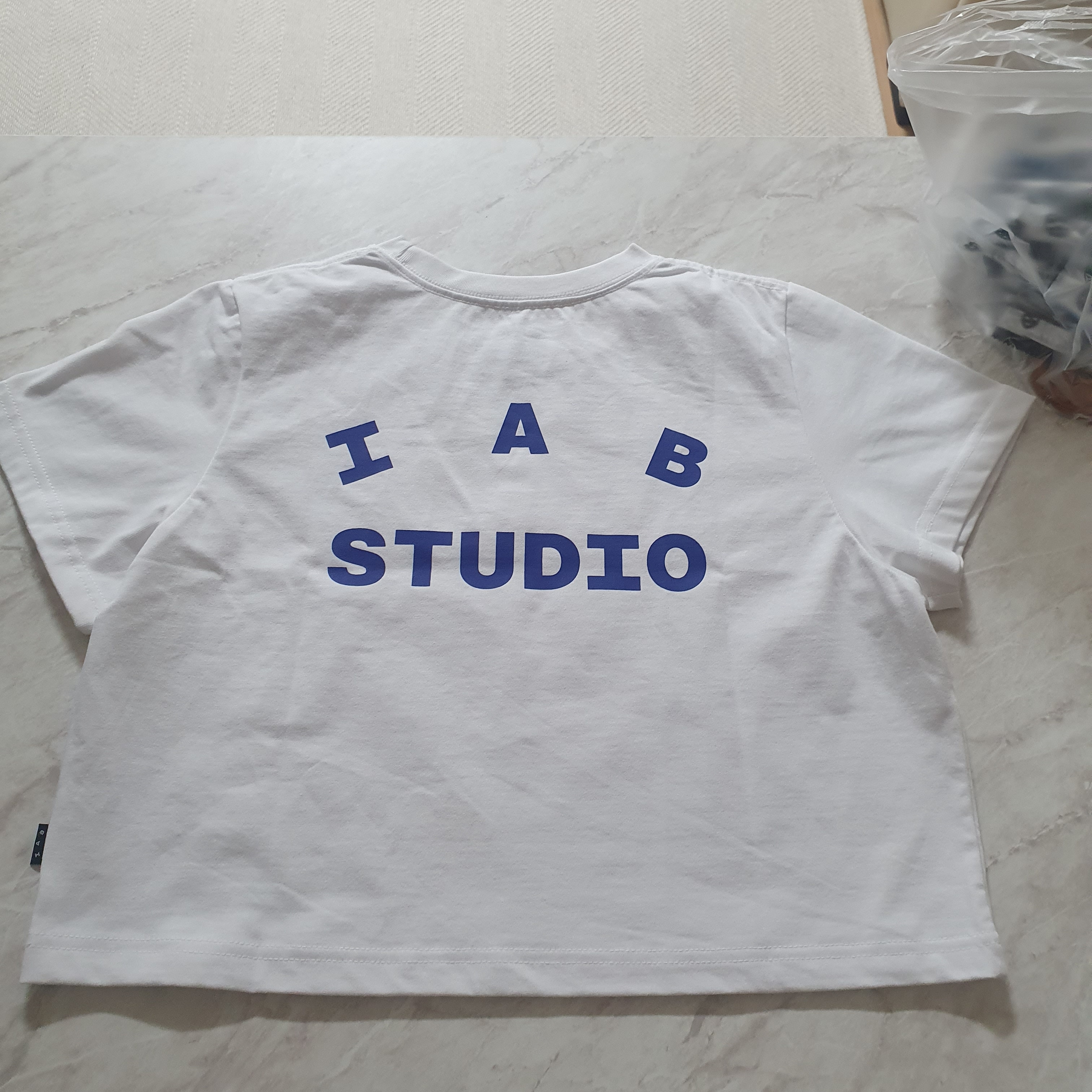 IAB Studio Cropped T-Shirt White Navy 착용 스타일