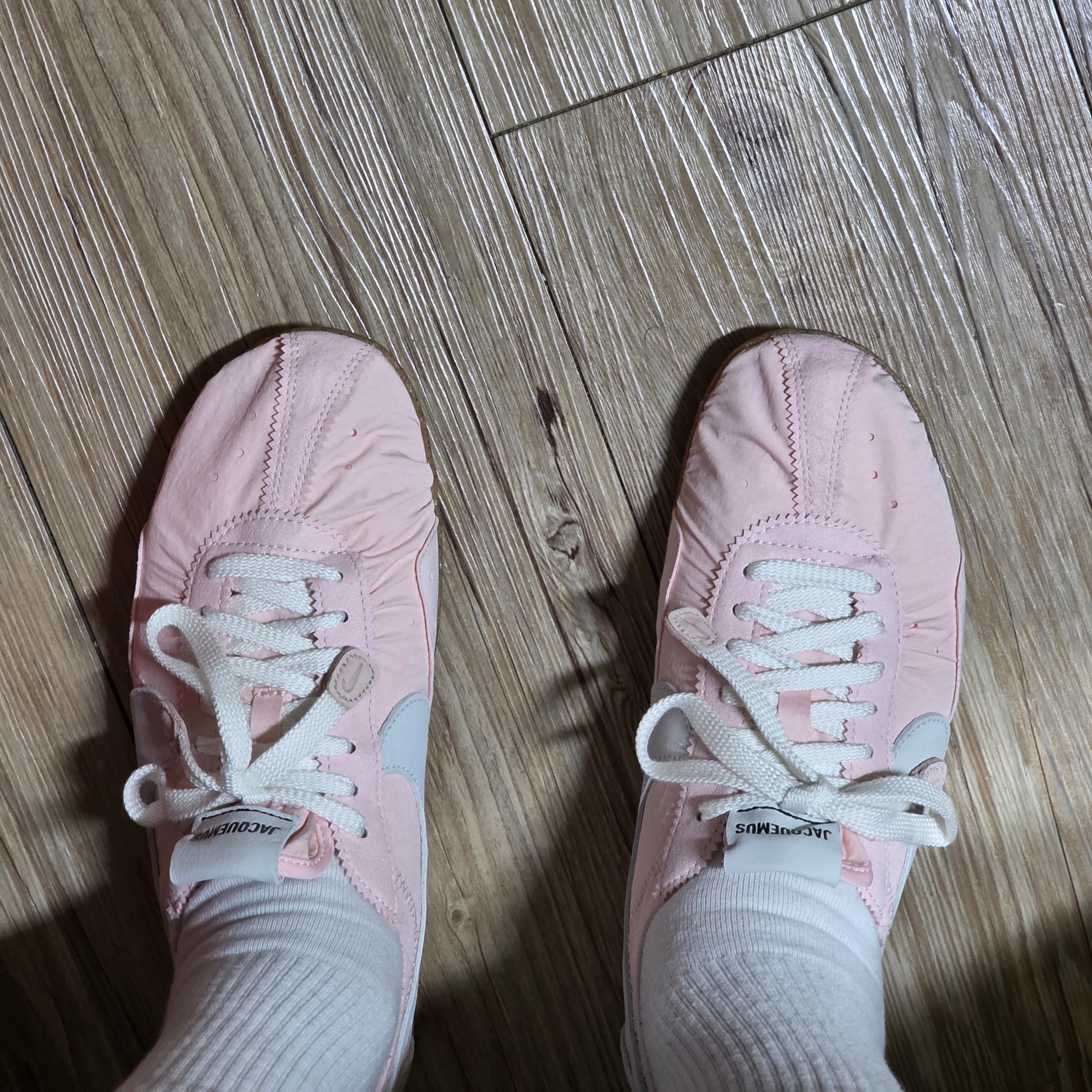 Nike x Jacquemus Moon Shoe SP Aluminum Pink Sail 착용 스타일