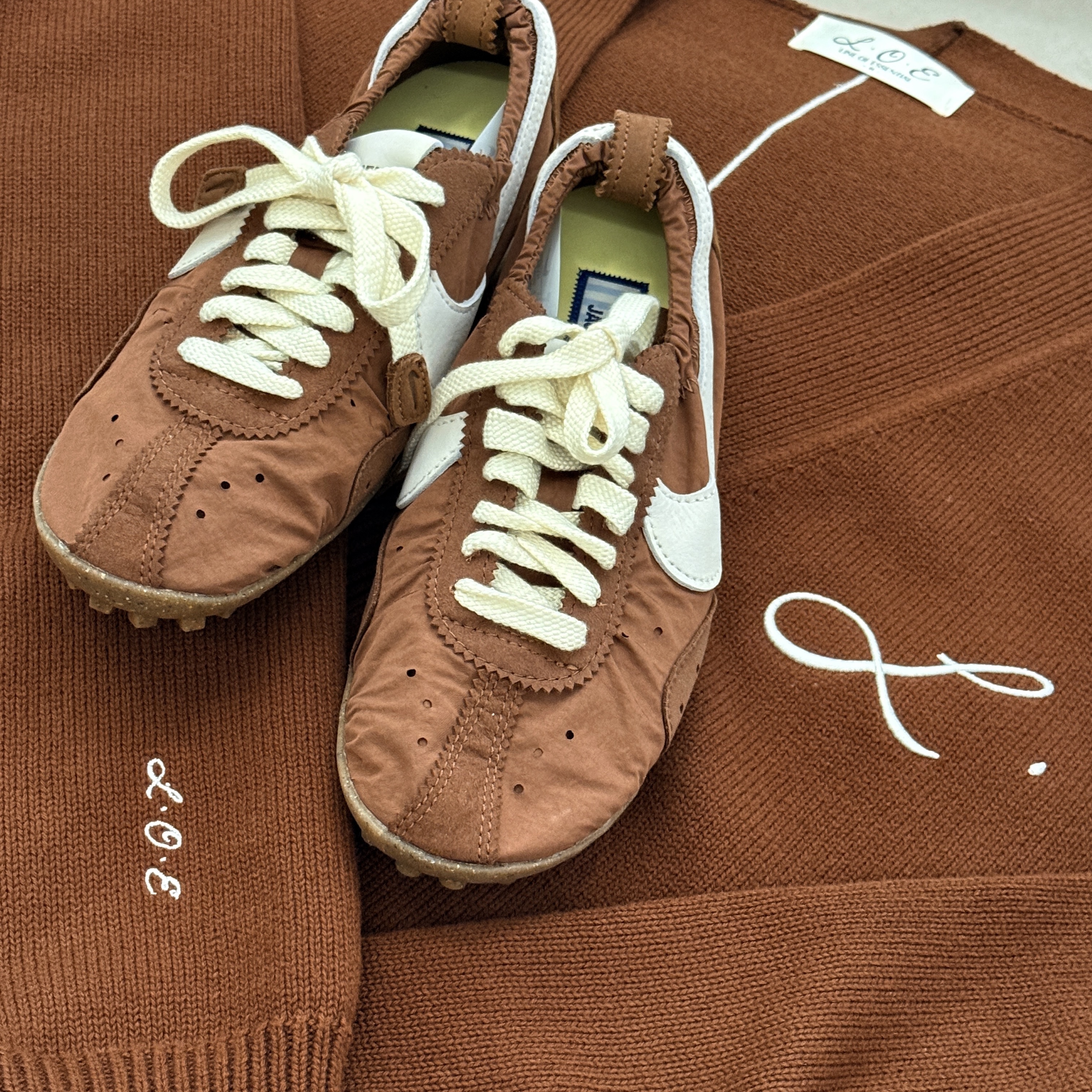 Nike x Jacquemus Moon Shoe SP Fauna Brown Cashmere, Nike x Jacquemus Moon Shoe SP Aluminum Pink Sail 착용 스타일 - 3