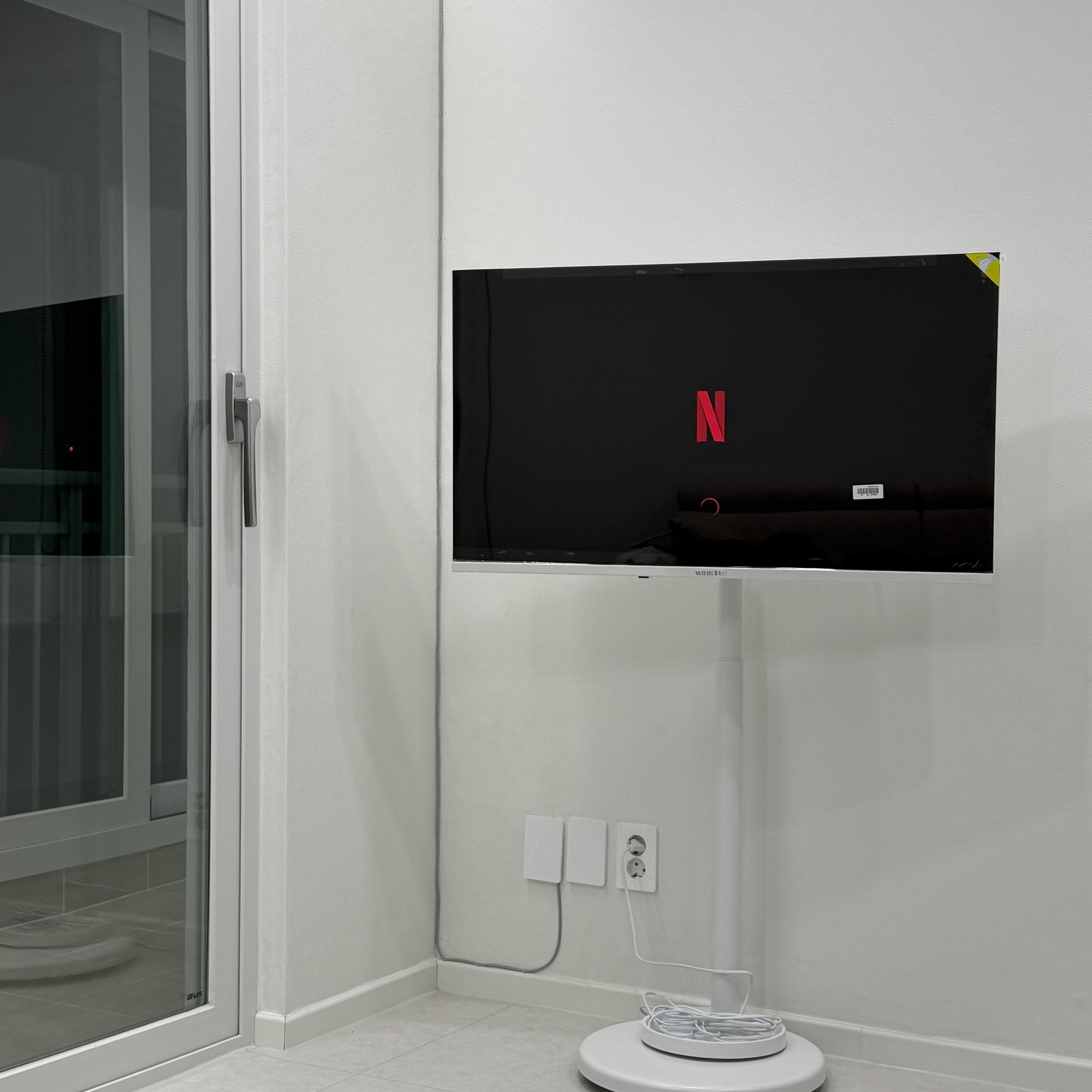 [15% 쿠폰] WIDEVU WideMovingVu White Edition V3 Set QLED 101cm(40 in) FHD Smart Mobile TV 착용 스타일