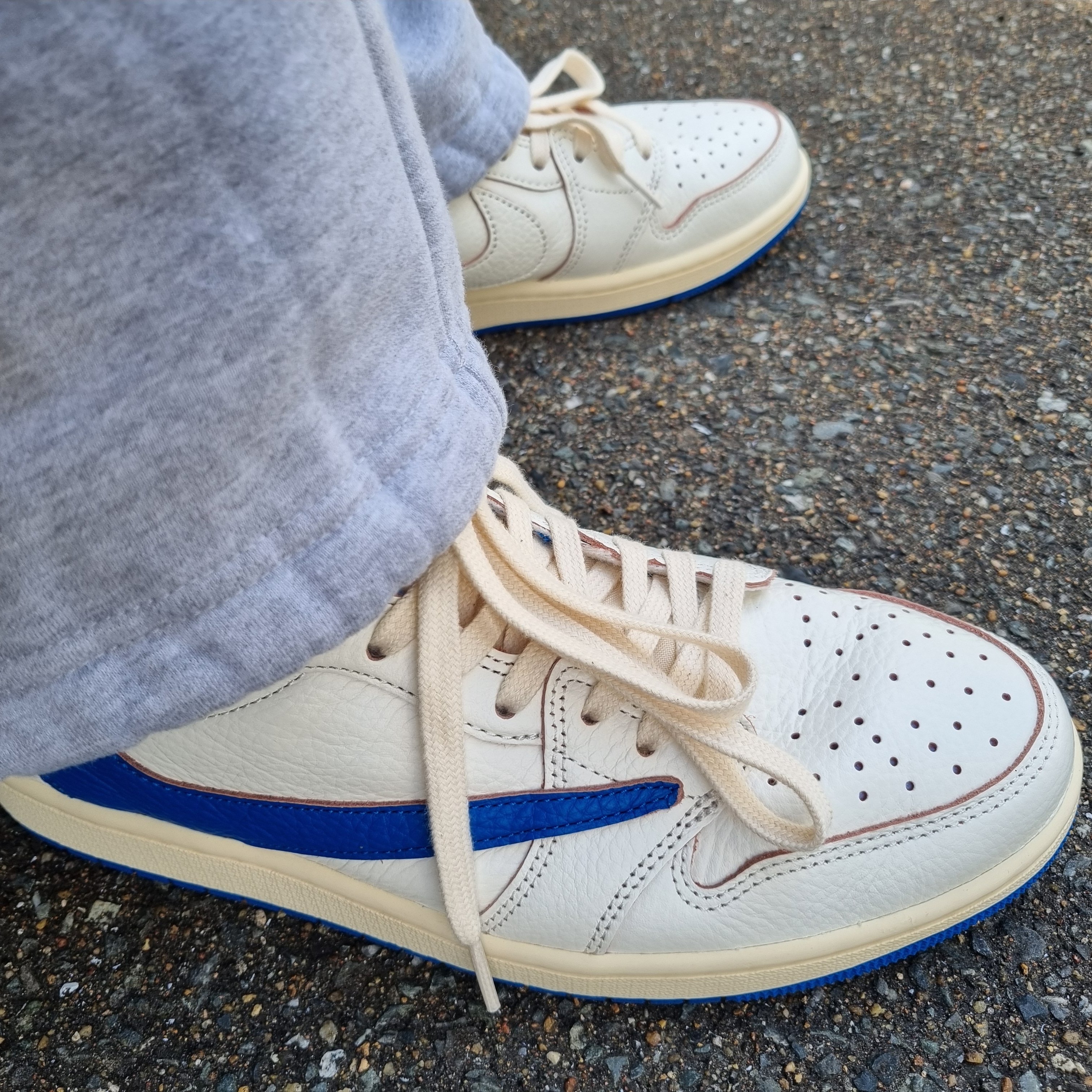 Jordan 1 x Travis Scott x Fragment Retro Low OG SP Sail Military Blue 착용 스타일 - 2