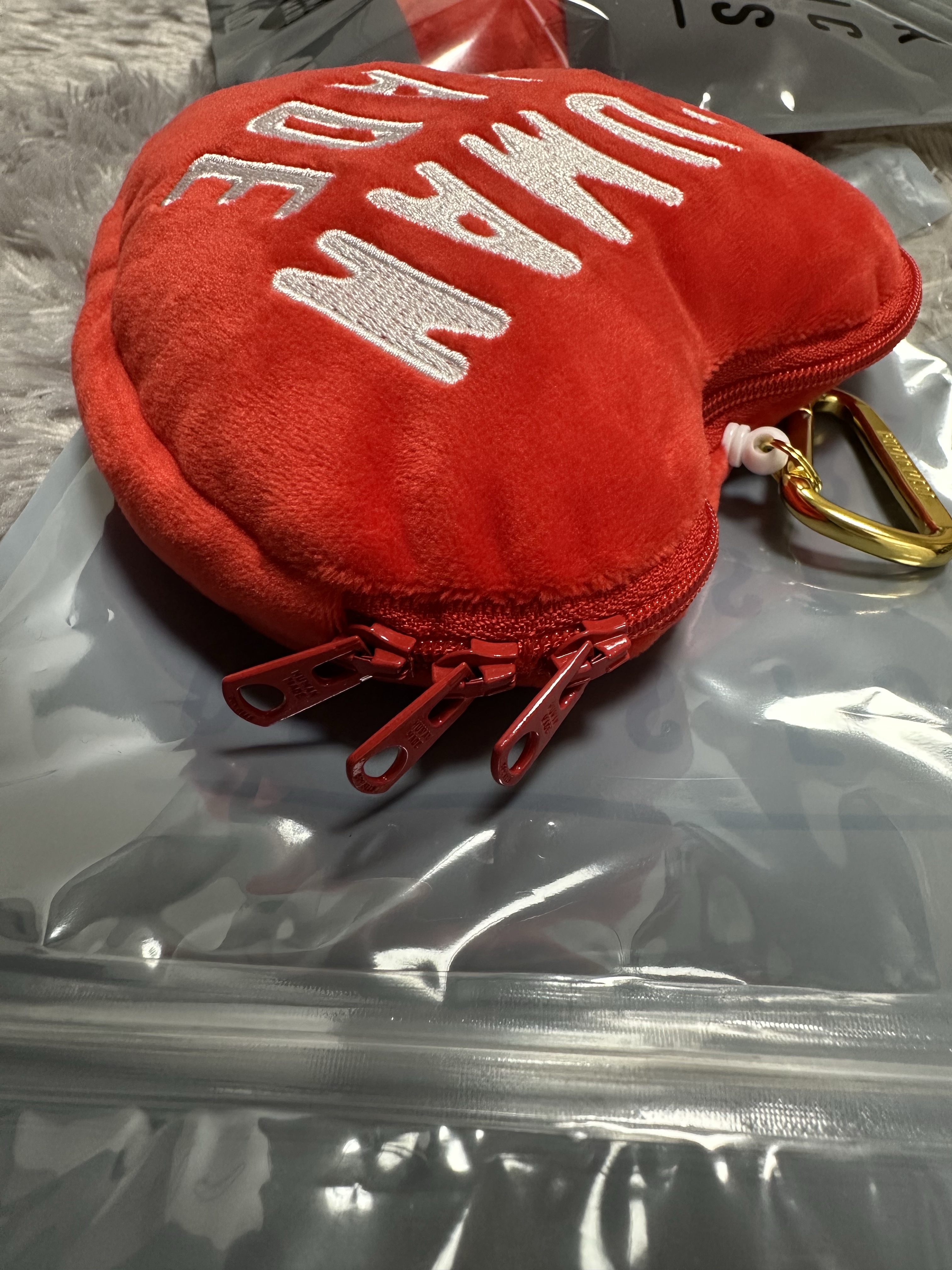Human Made Heart Pass Case Red 착용 스타일 - 2