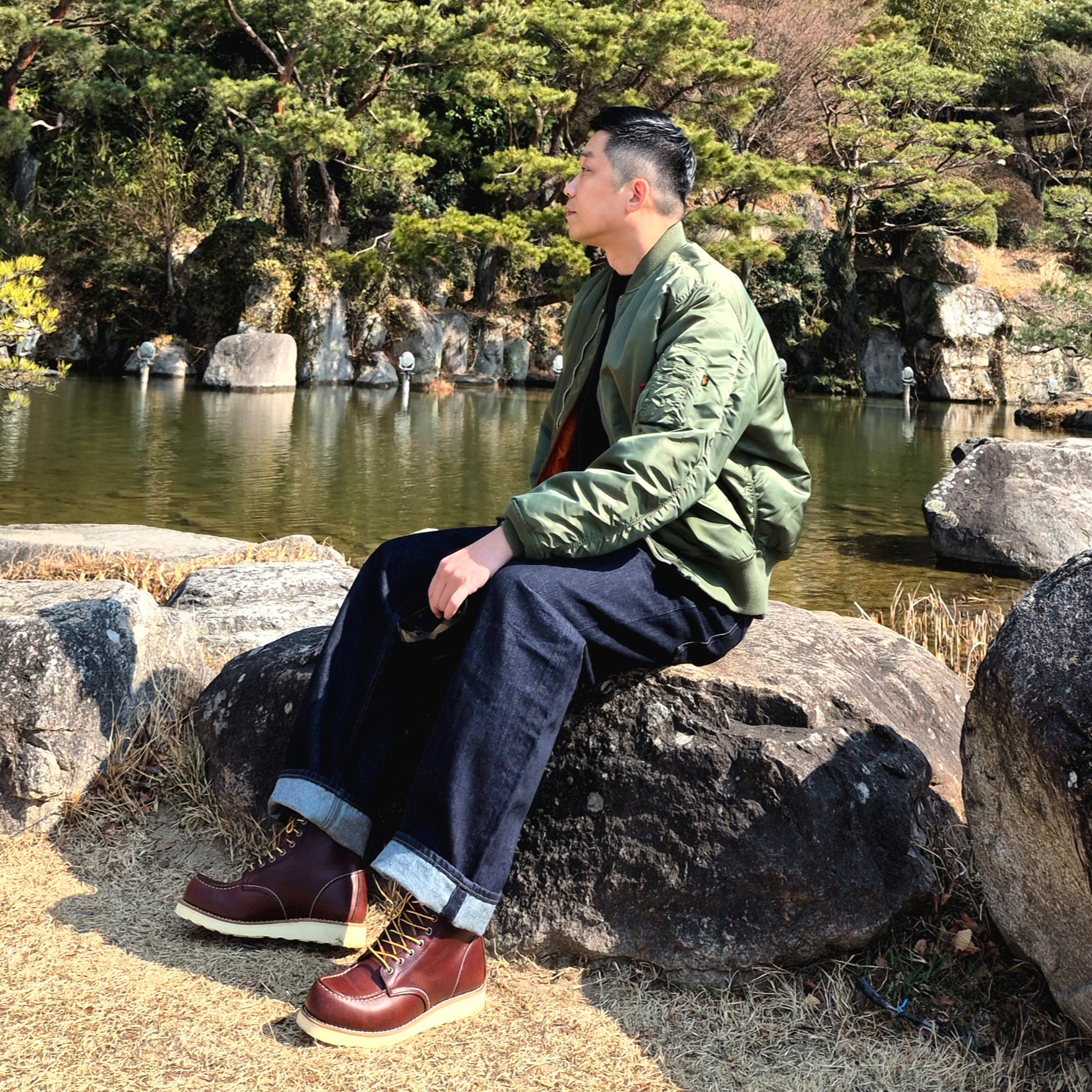 Uniqlo x JW Anderson Straight Jean Blue - KR, ALPHA INDUSTRIES MA-1 Flight Jacket Sage 착용 스타일 - 1