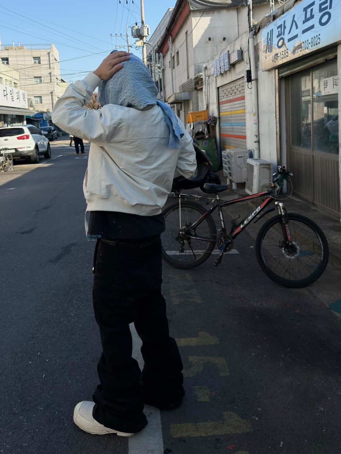 BLR Curved Line Flight Jacket Ivory 착용 스타일