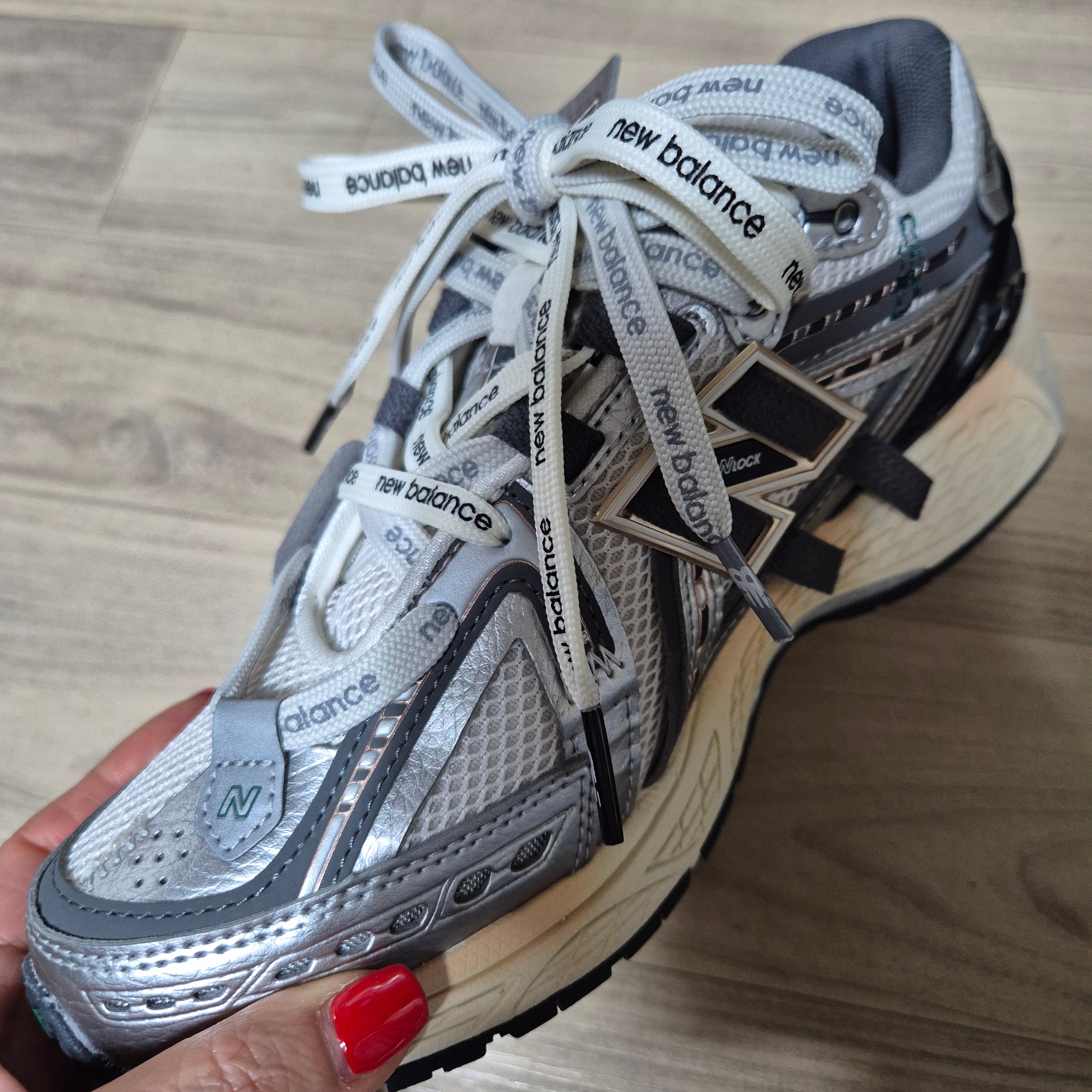 New Balance 1906A Silver Metallic Castlerock 착용 스타일 - 2