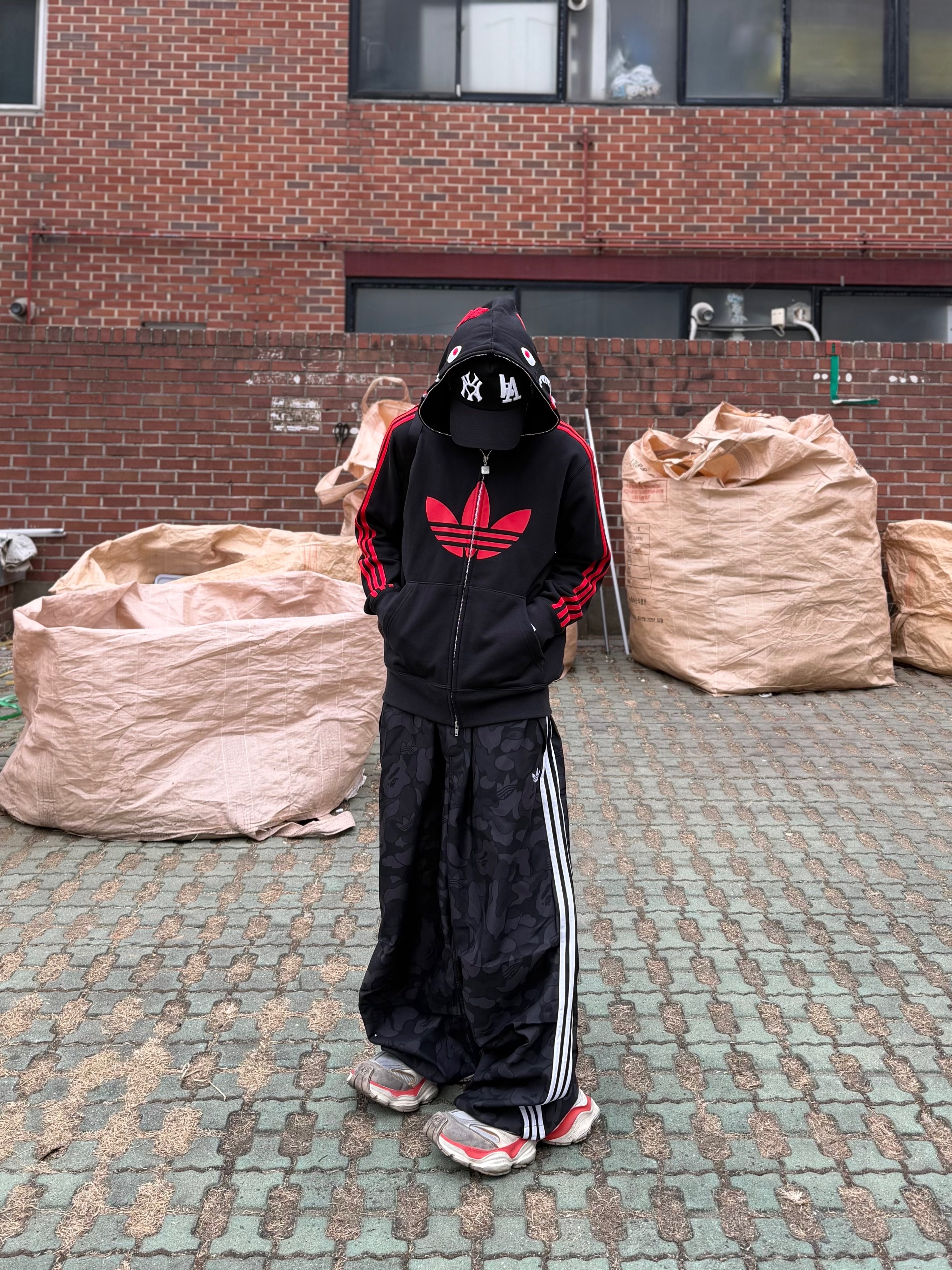 Adidas x BAPE Jacquard Pants Black - KR Sizing, Adidas x BAPE Ultimate Shark Hoodie Black - KR Sizing 착용 스타일 - 1