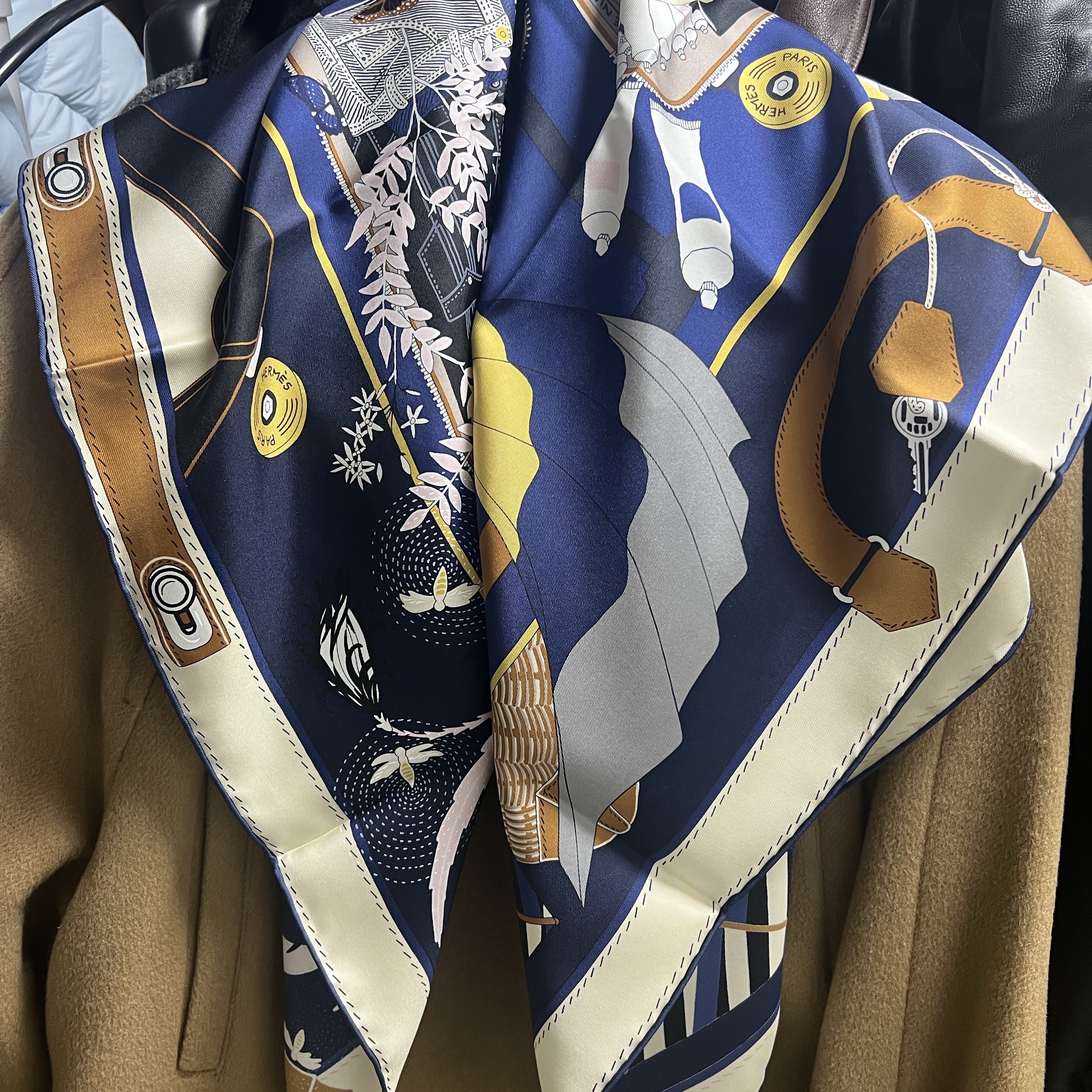 (W) Hermes Bagage A Main Scarf 90 Marine Cuir Vanille 착용 스타일