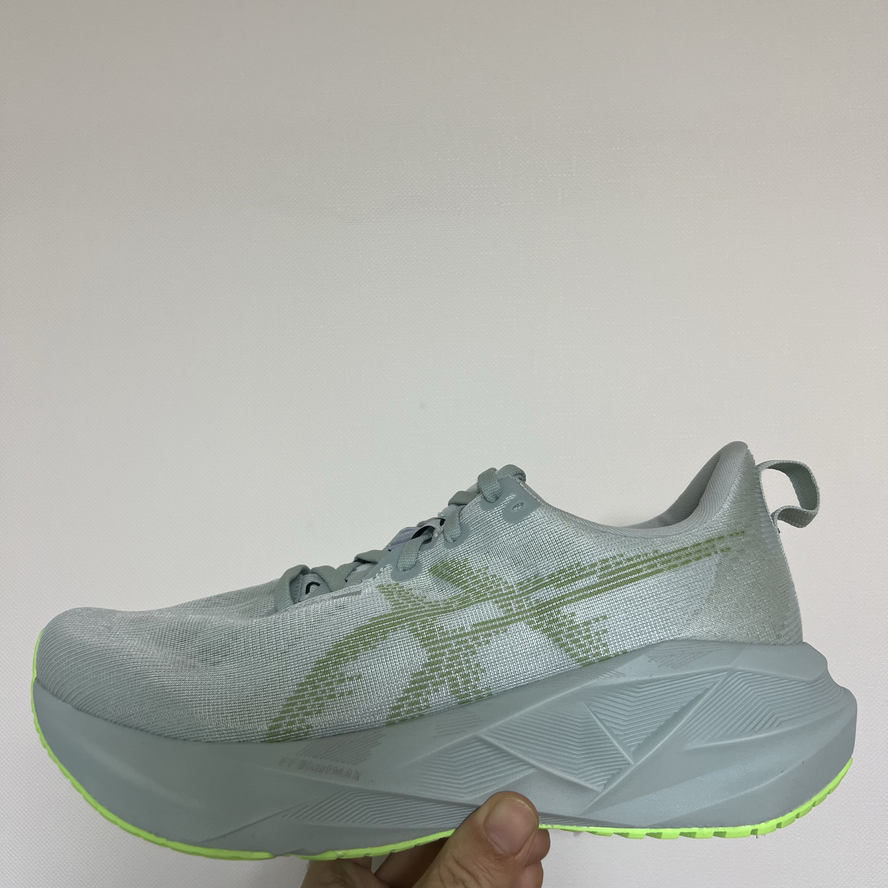 Asics Novablast 5 Cold Moss Light Orange 착용 스타일 - 1