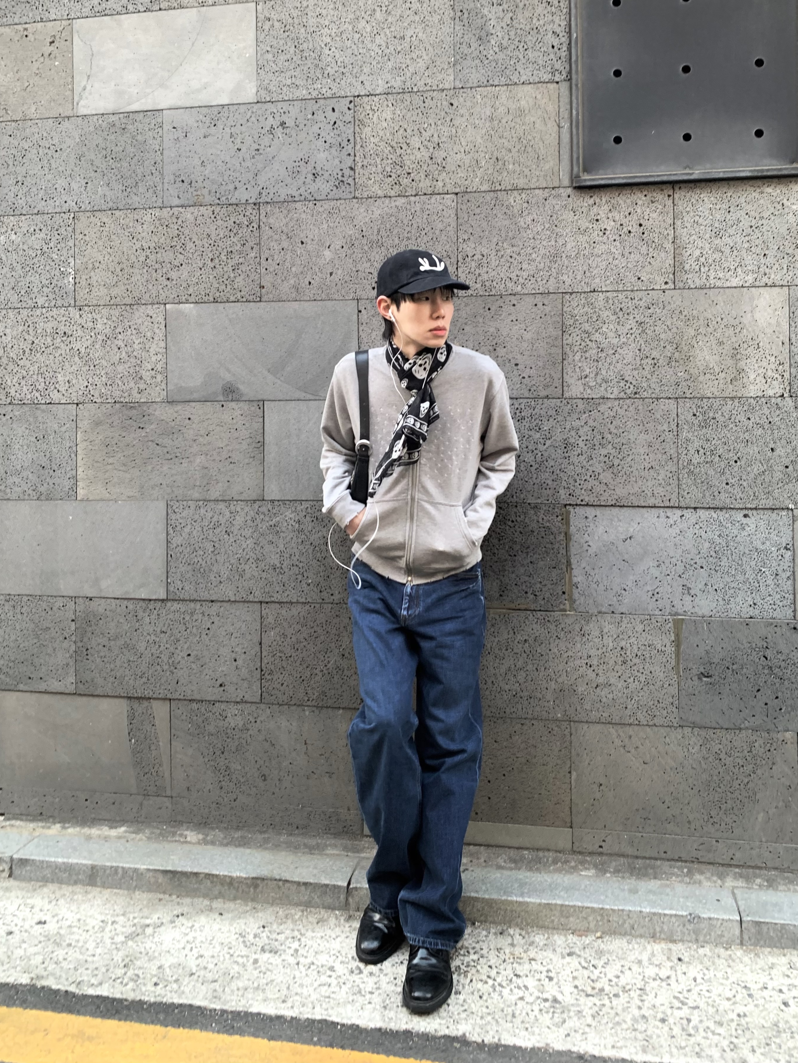 CHOWOO Loose Straight Biker Denim Pants Washed Navy 착용 스타일 - 4