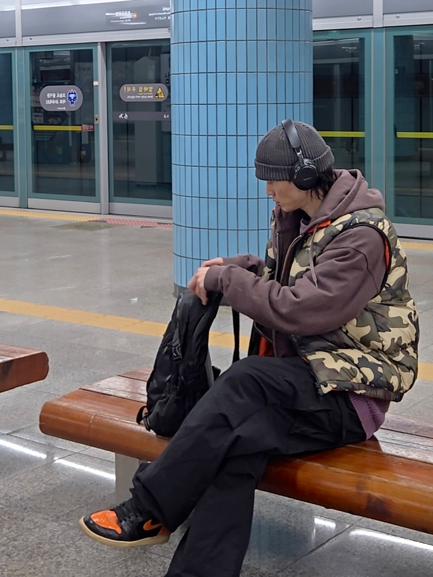 Jordan 1 Retro High Shattered Backboard 3.0, Bose QC Ultra Headphones 2nd Gen Triple Black (Korean Ver.) 착용 스타일 - 4