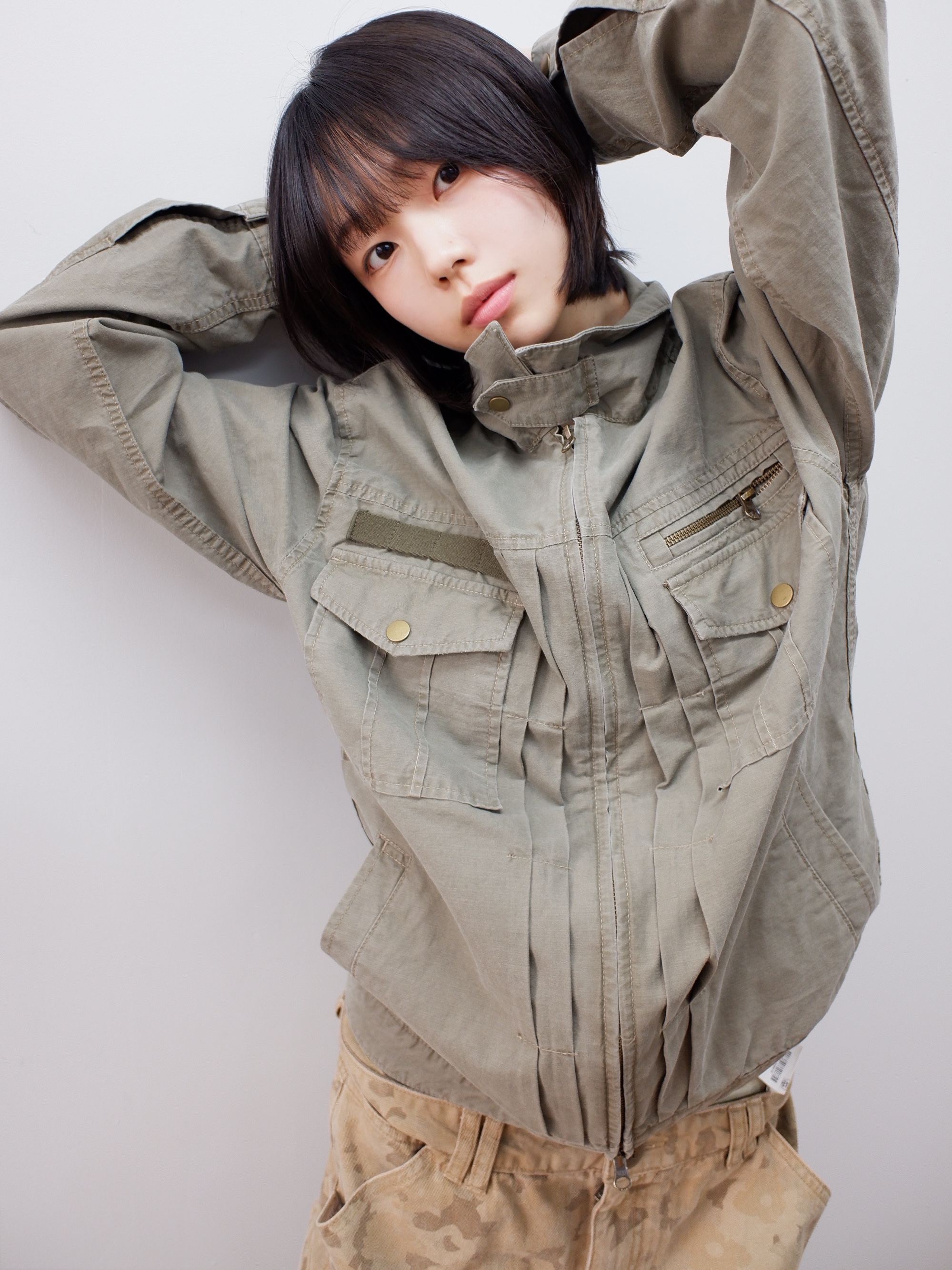 CHOWOO Overlap Pocket Camo Pants Washed Beige, CHOWOO Vintage Washed 5 Pockets Work Jacket Washed Khaki 착용 스타일 - 4