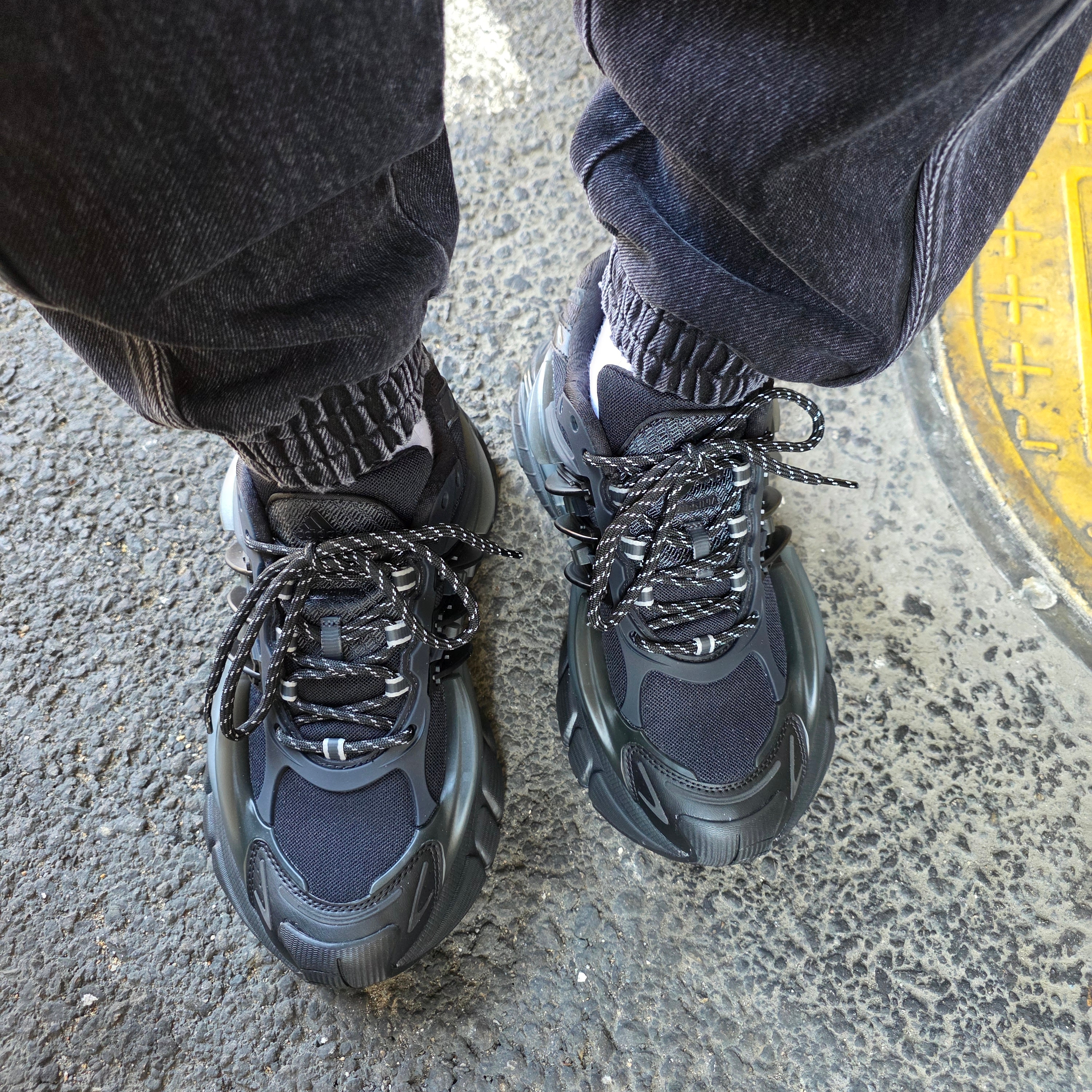 Adidas x Pharrell Williams Virginia Adistar Jellyfish Triple Black 착용 스타일 - 1