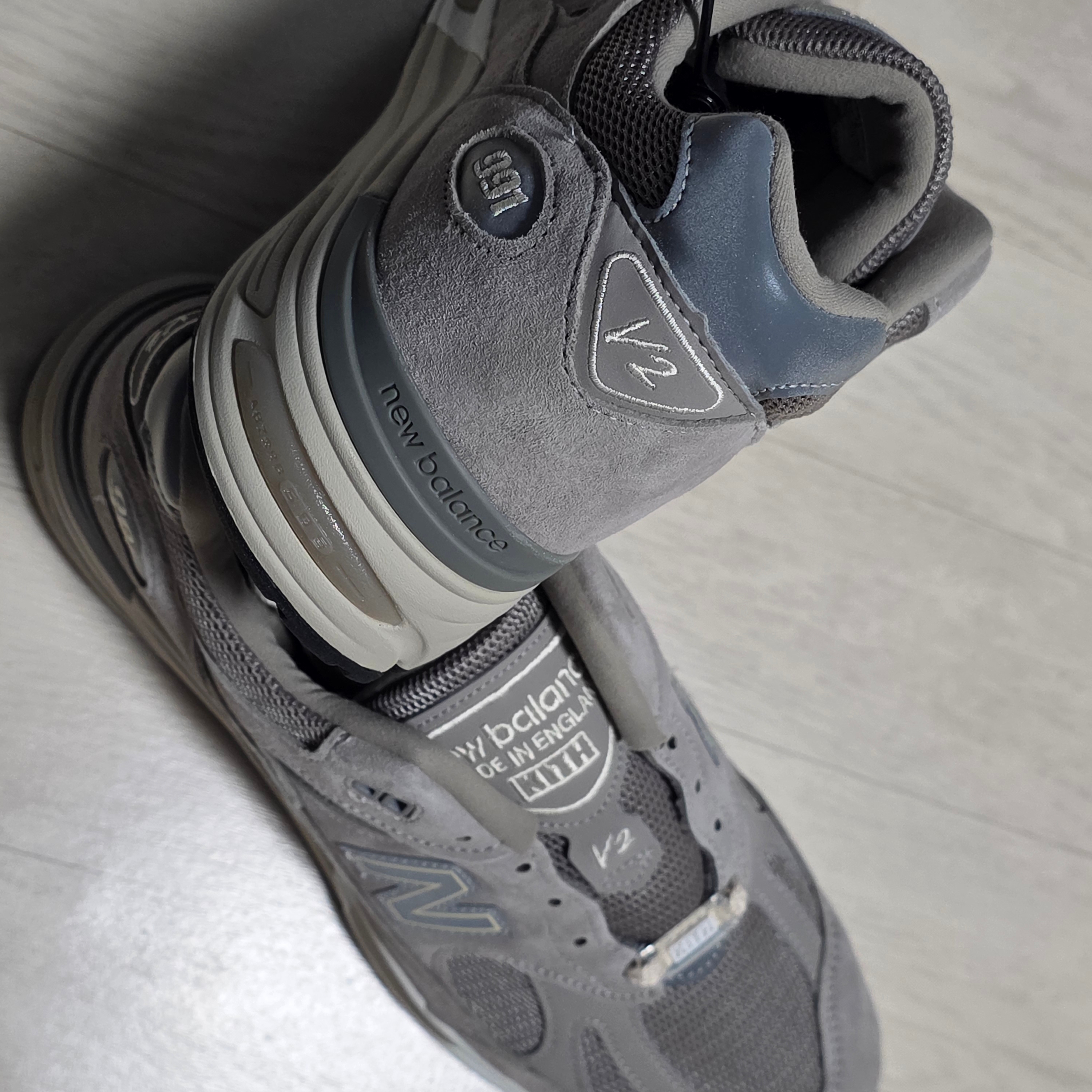New Balance x Kith 991v2 Made in UK Moonrock 착용 스타일 - 3