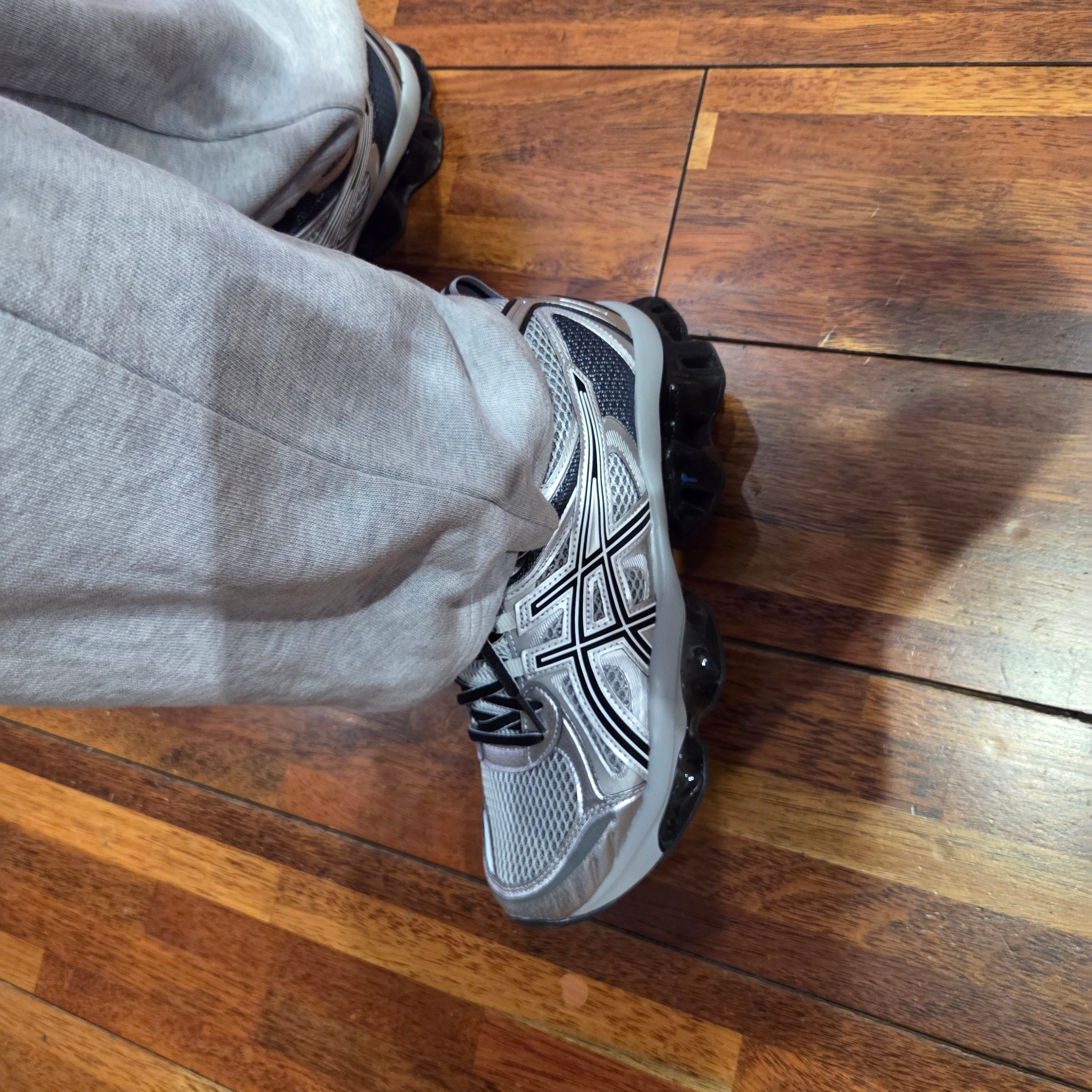 Asics Gel-Quantum Kinetic Mid Grey Pure Silver 착용 스타일 - 2