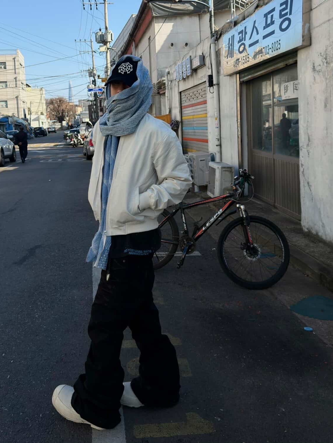 BLR Curved Line Flight Jacket Ivory 착용 스타일