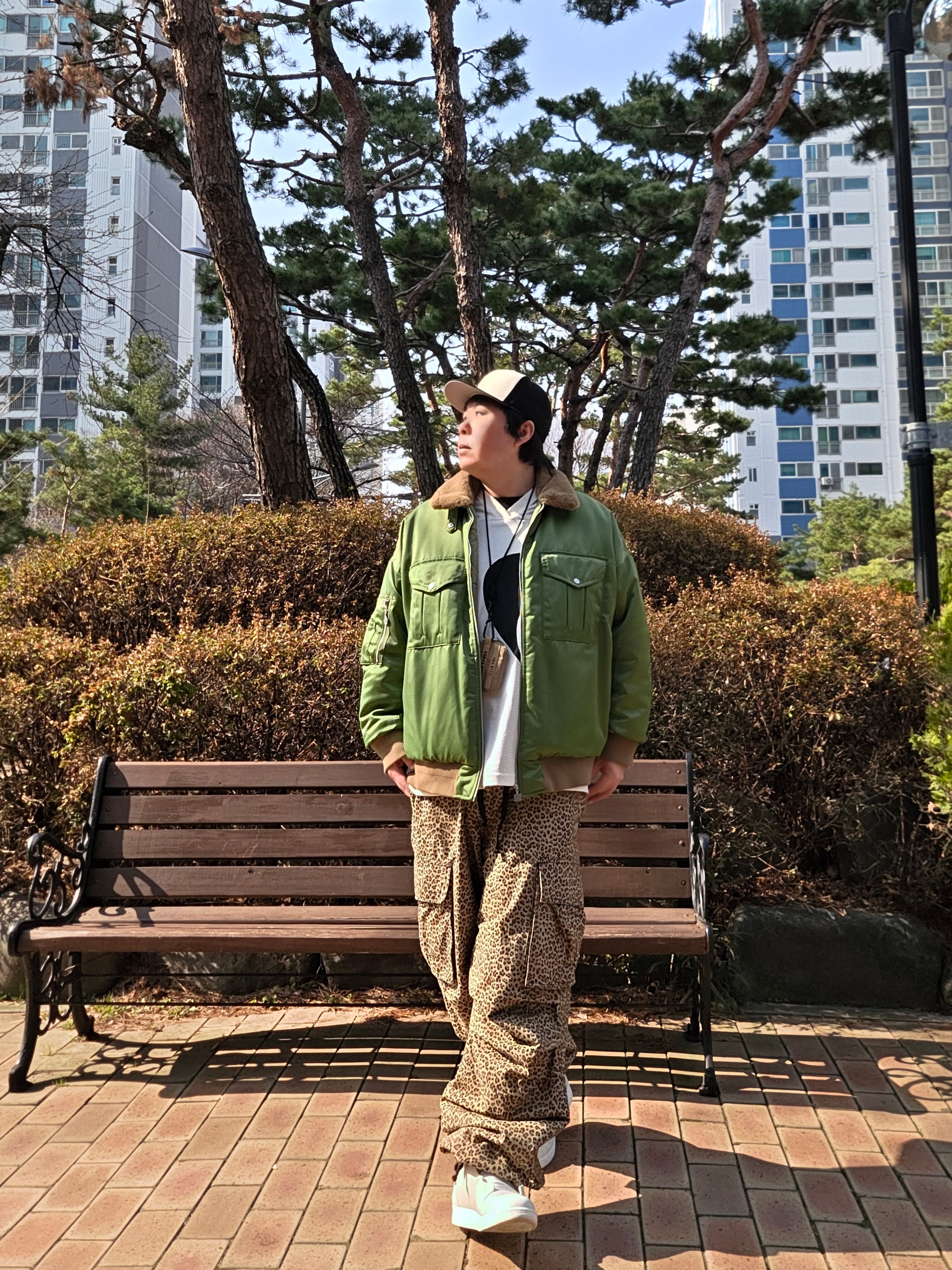 Essentials x New Era 59FIFTY Fitted Cap Cream Black, Human Made Military Card Case Beige 착용 스타일 - 1