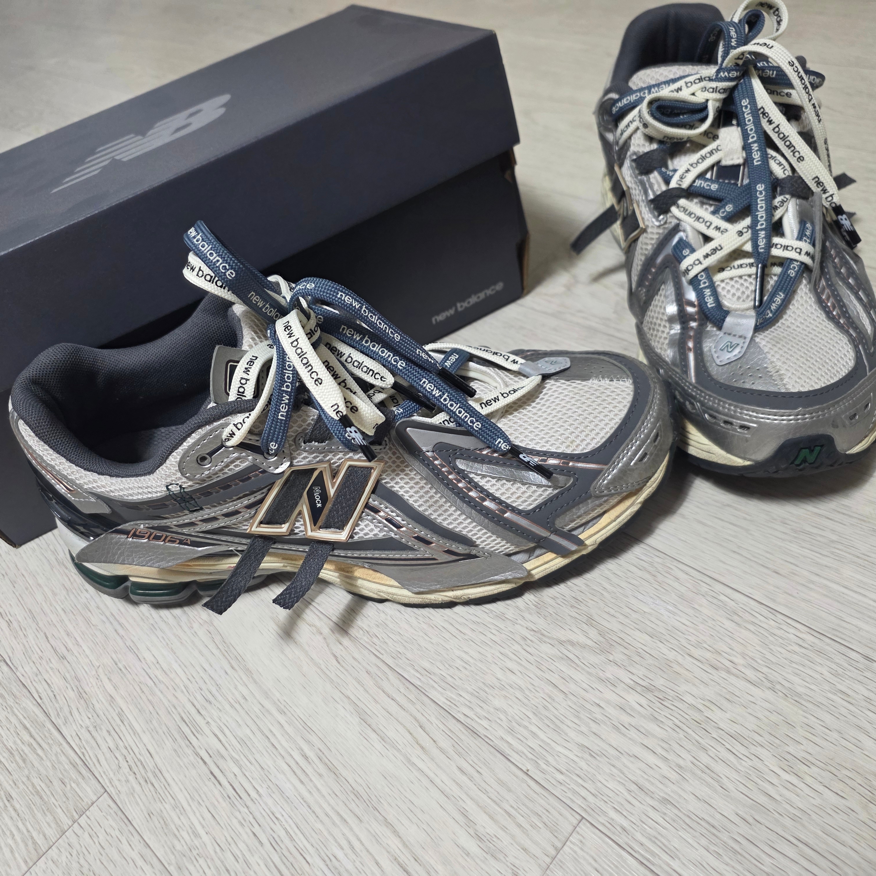 New Balance 1906A Silver Metallic Castlerock 착용 스타일 - 5
