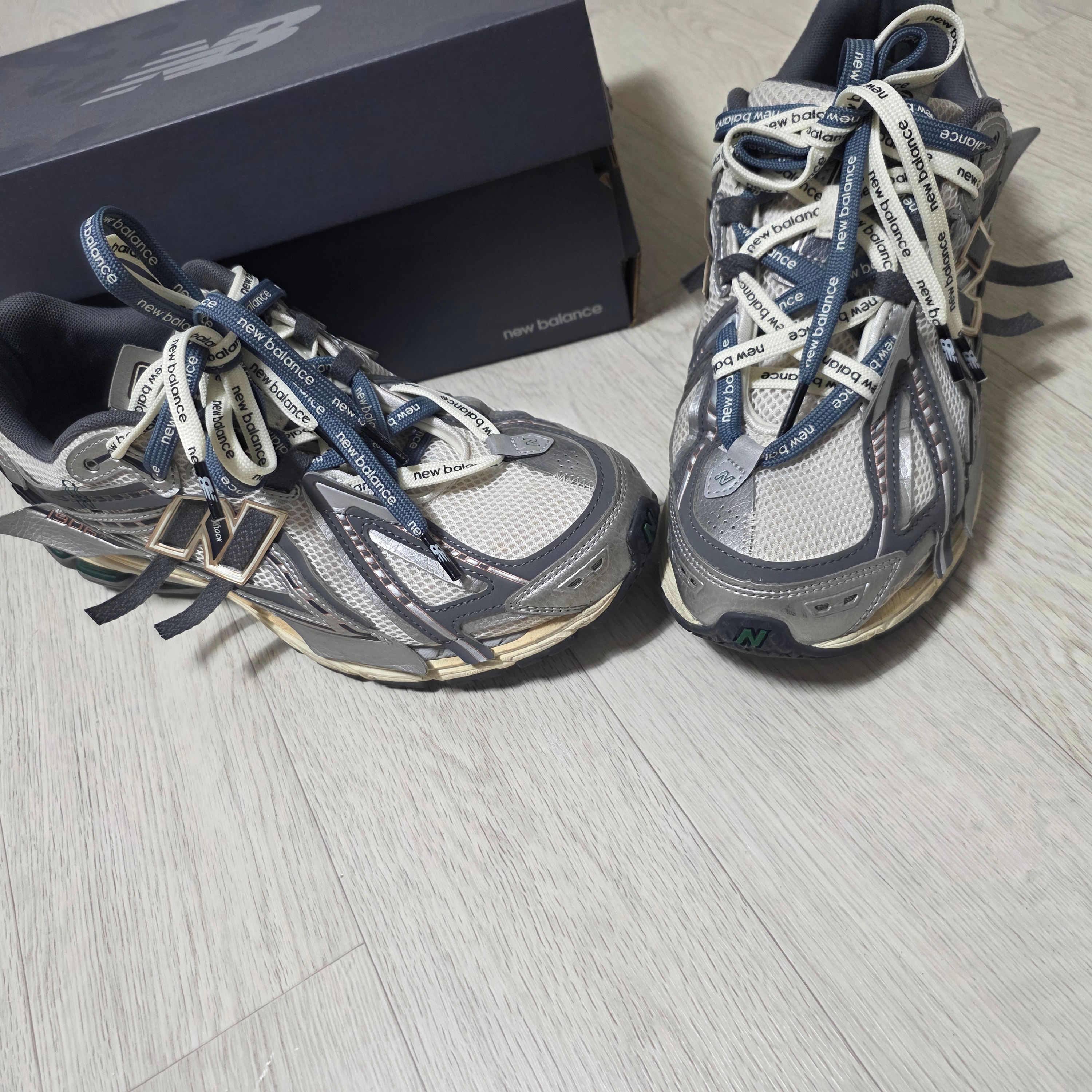 New Balance 1906A Silver Metallic Castlerock 착용 스타일 - 6