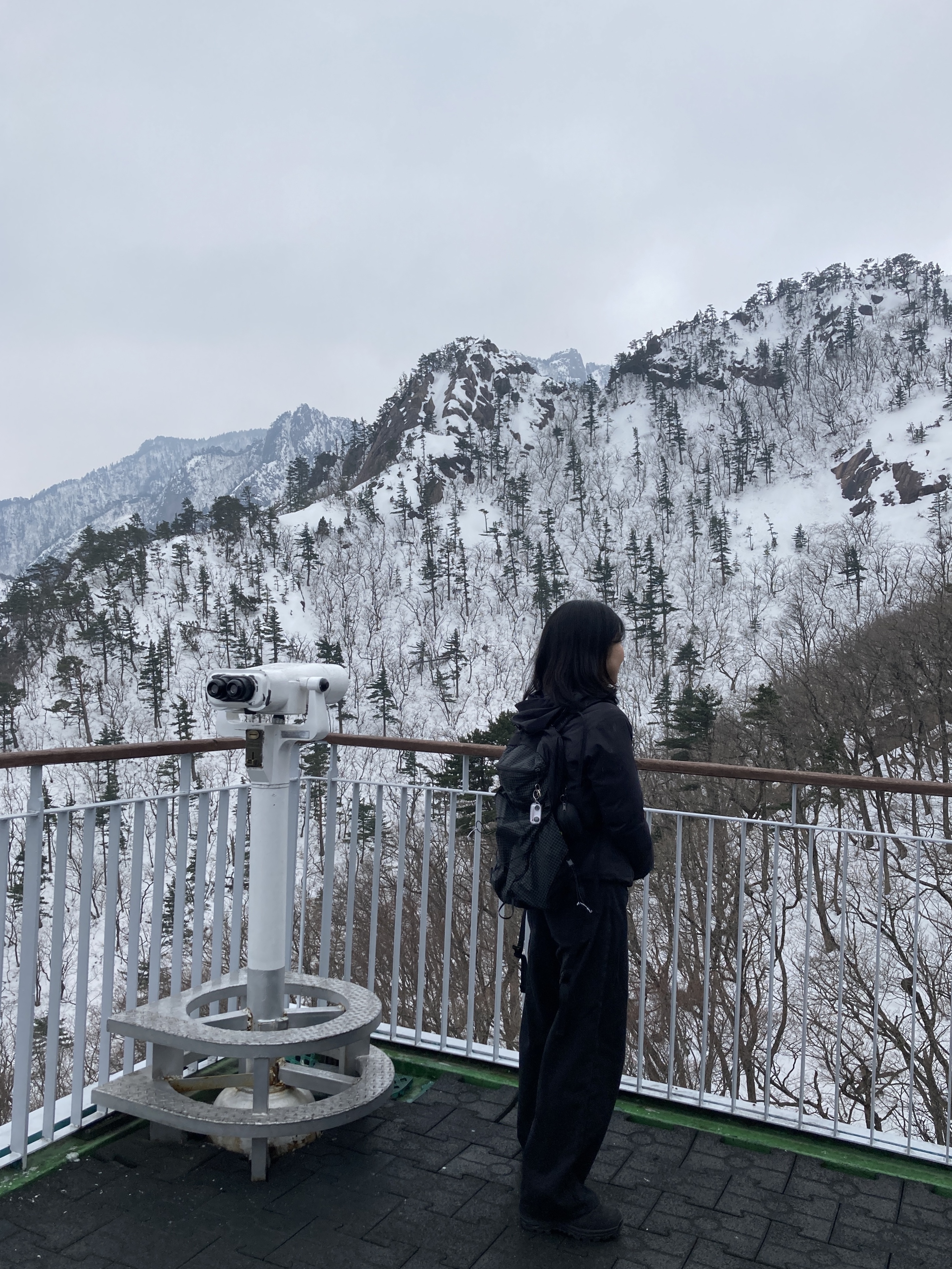 Arc'teryx Aerios 18 Backpack Black, Arc'teryx Squamish Hoody Black 착용 스타일 - 1