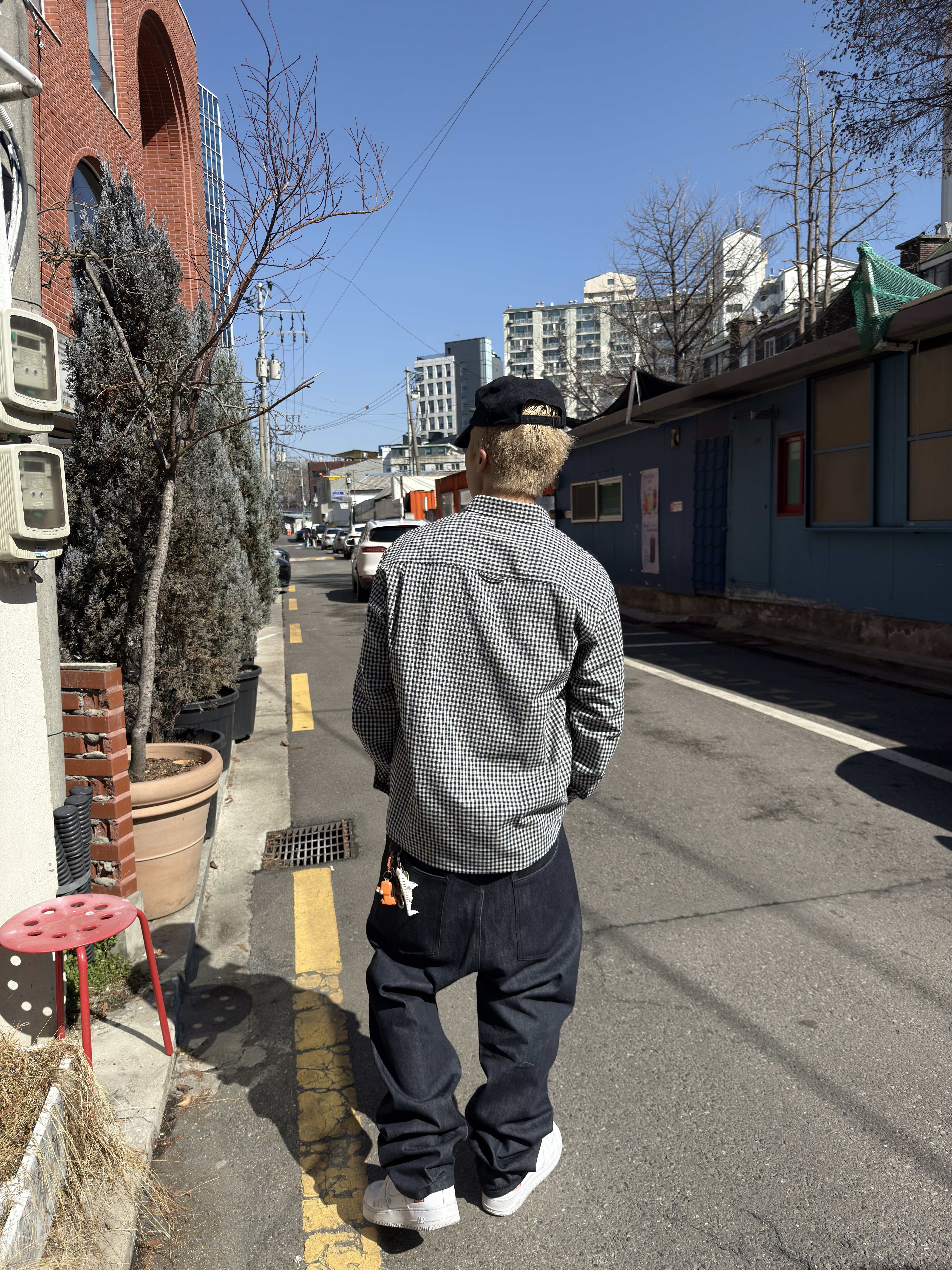 CHOWOO Vintage Washed Downfall Cap Washed Black, CHOWOO One Pocket Regular Check Shirt Navy 착용 스타일 - 2