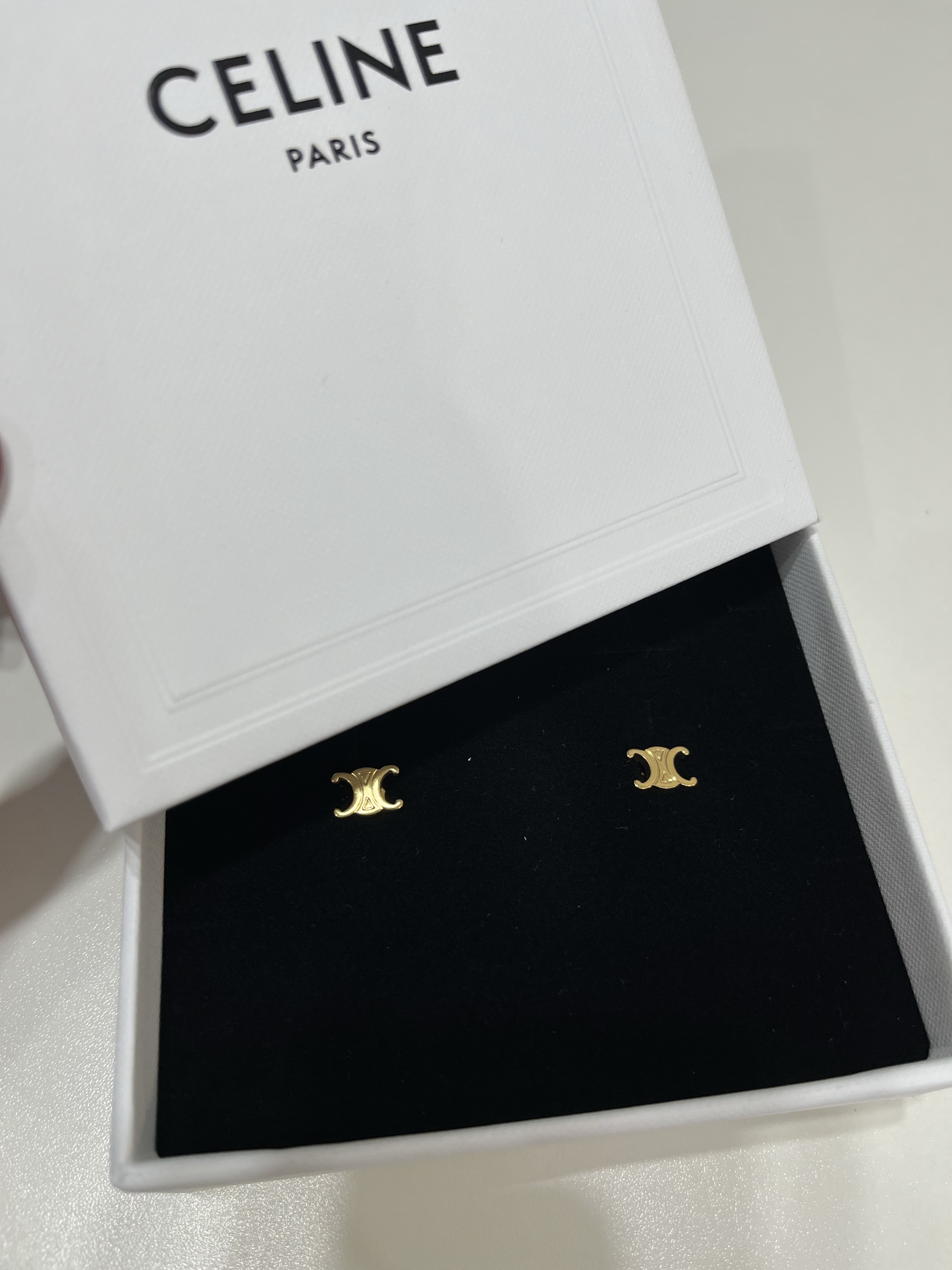 (W) Celine Triomphe Studs in Brass with Gold Finish Gold 착용 스타일