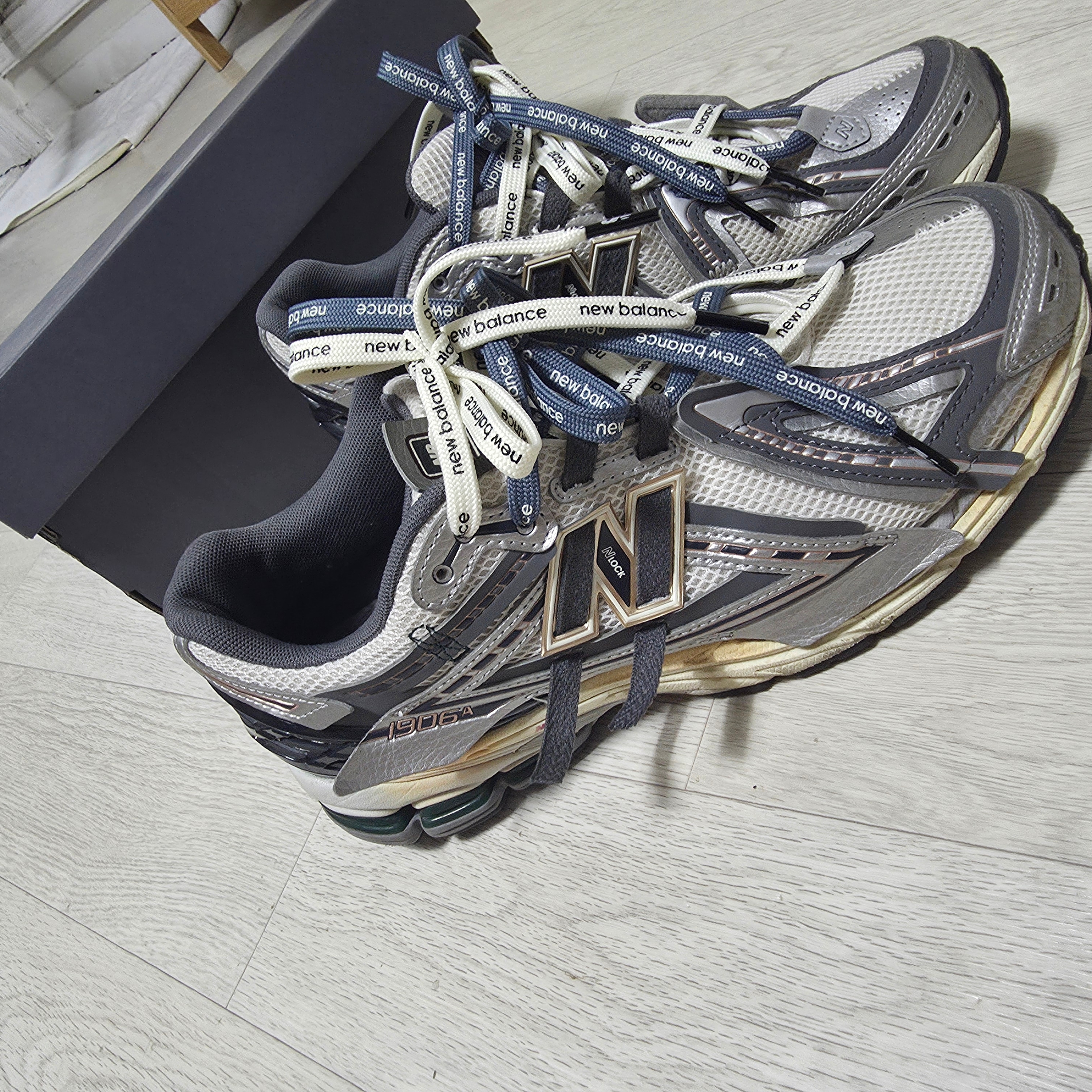 New Balance 1906A Silver Metallic Castlerock 착용 스타일 - 2