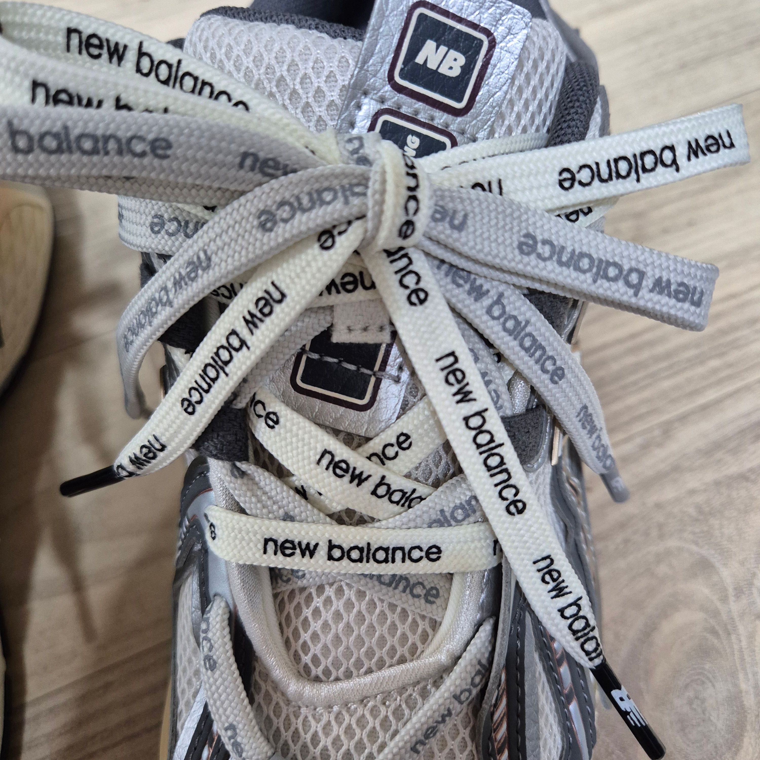 New Balance 1906A Silver Metallic Castlerock 착용 스타일 - 1