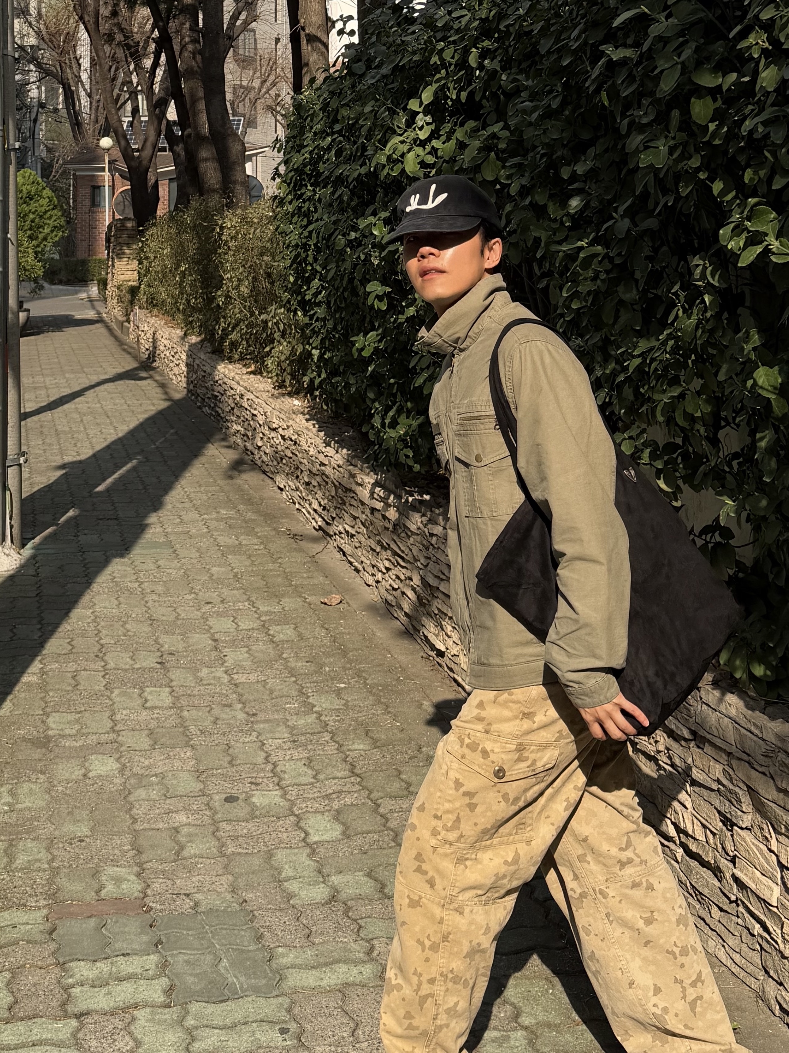 CHOWOO Overlap Pocket Camo Pants Washed Beige, CHOWOO Vintage Washed 5 Pockets Work Jacket Washed Khaki 착용 스타일 - 2