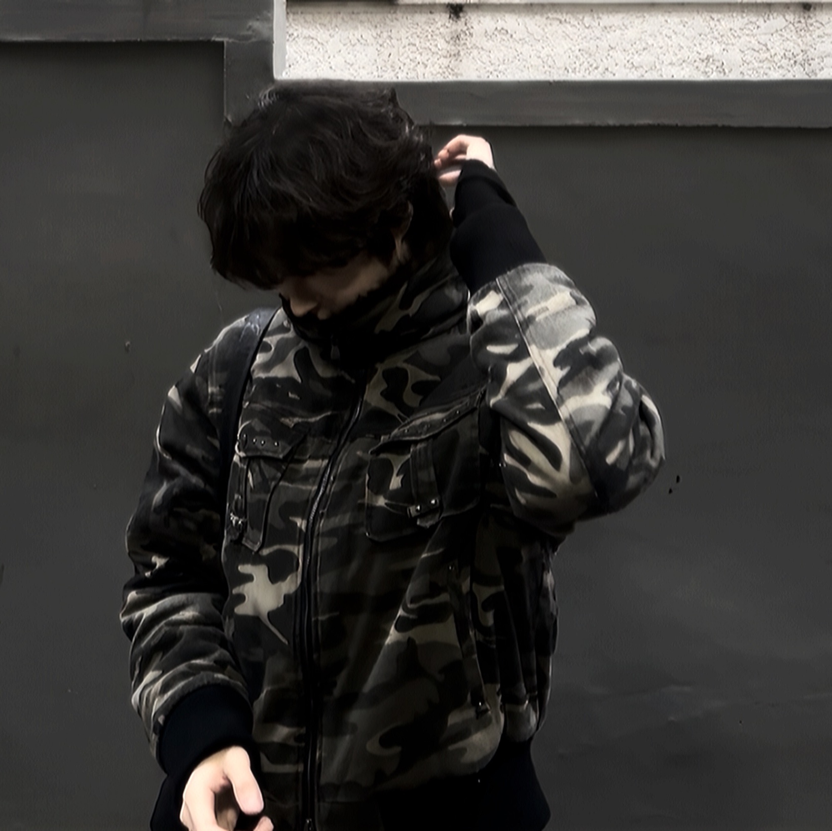 Aakam Side Eyelet Long Sleeve Dark Gray, Aakam Fur Camo Contrast Jacket Black 착용 스타일 - 5
