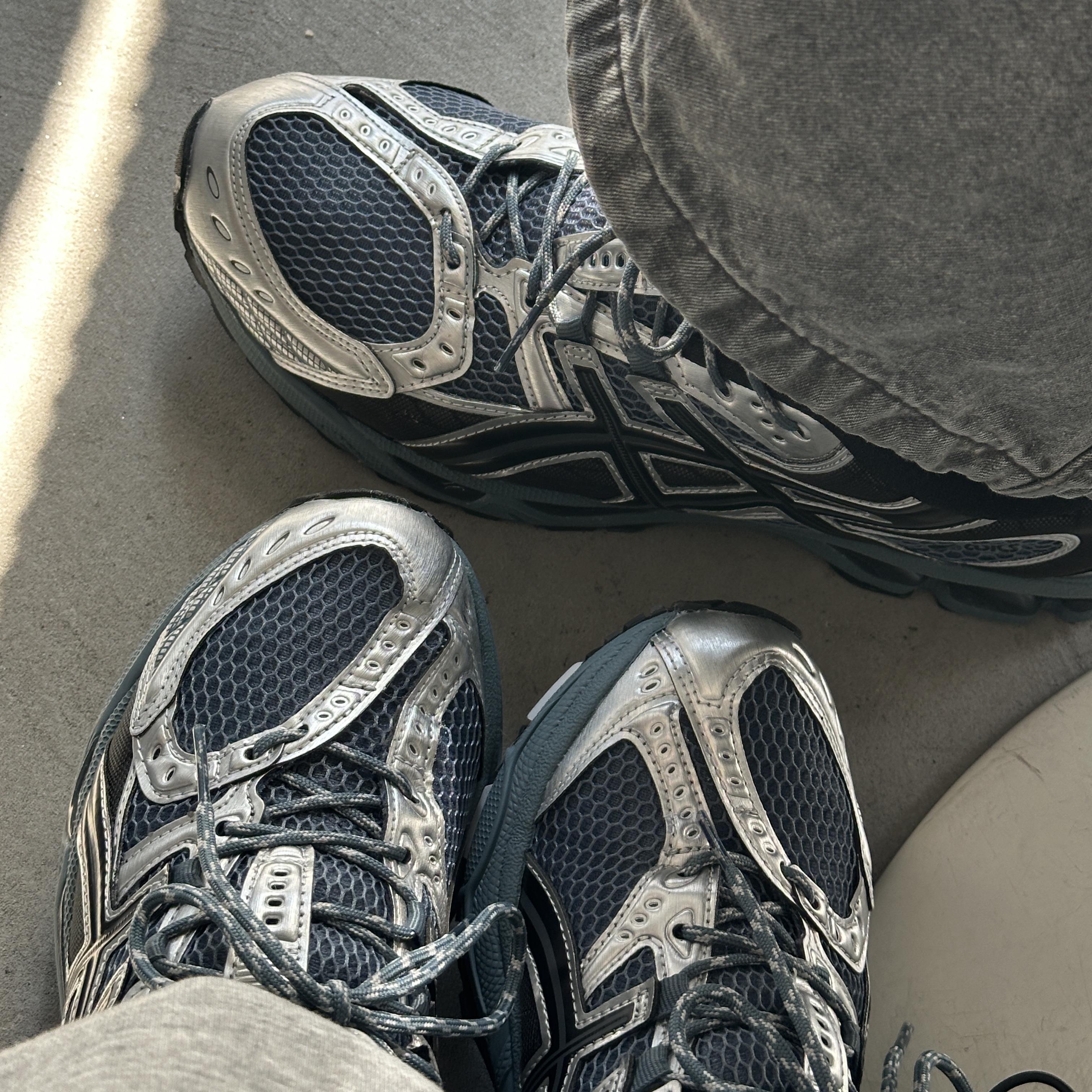Asics Gel-Nimbus 10.1 Ironclad Graphite Grey 착용 스타일 - 1