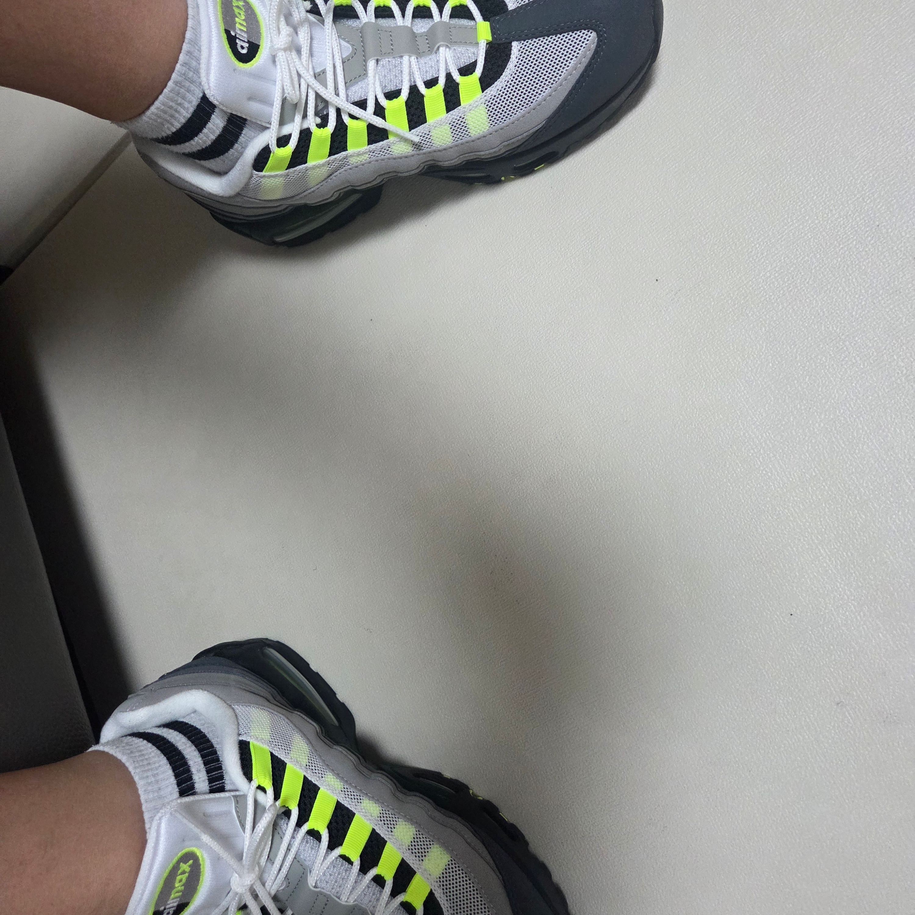 Nike Air Max 95 OG Neon 착용 스타일 - 1