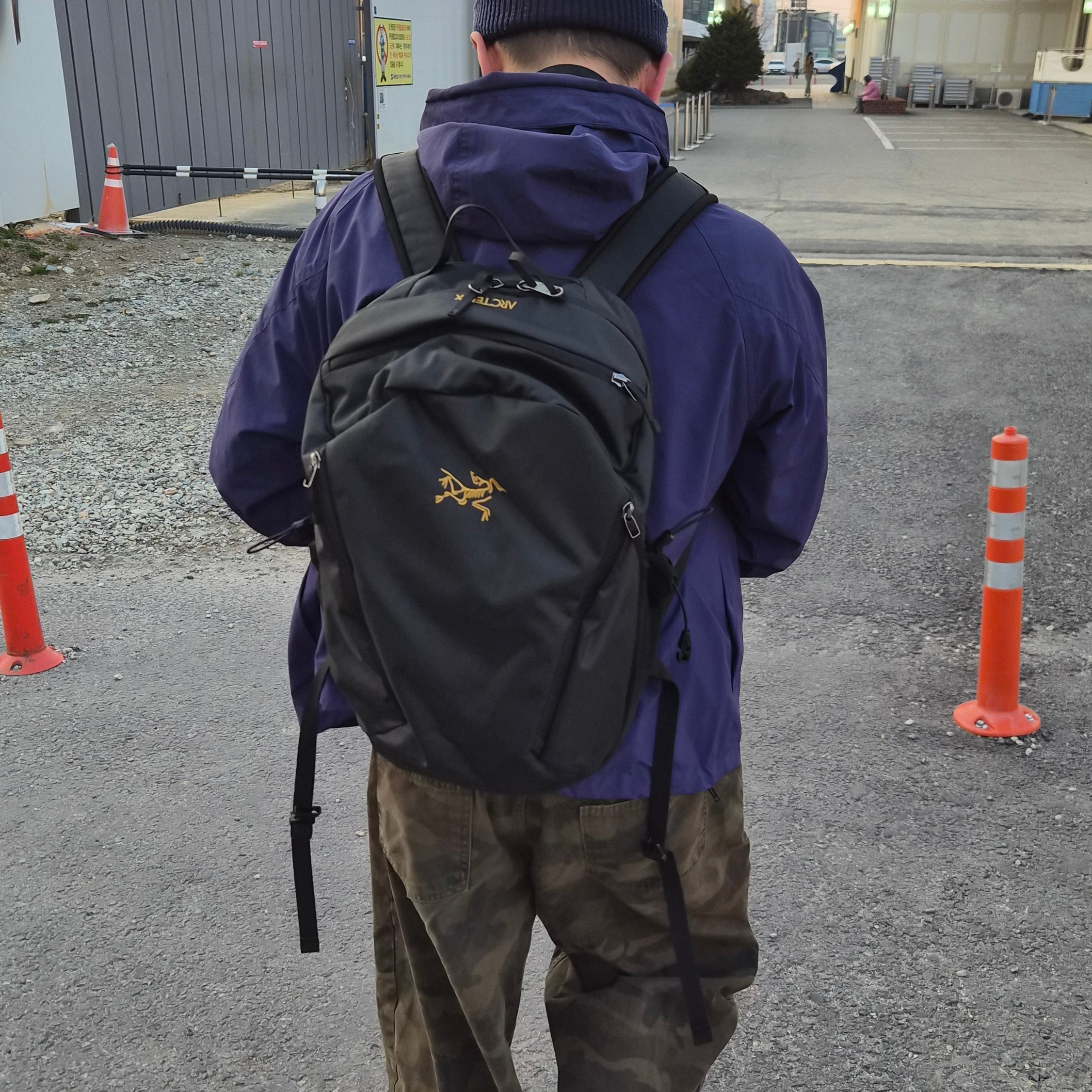 Arc'teryx Mantis 26 Backpack Black 착용 스타일
