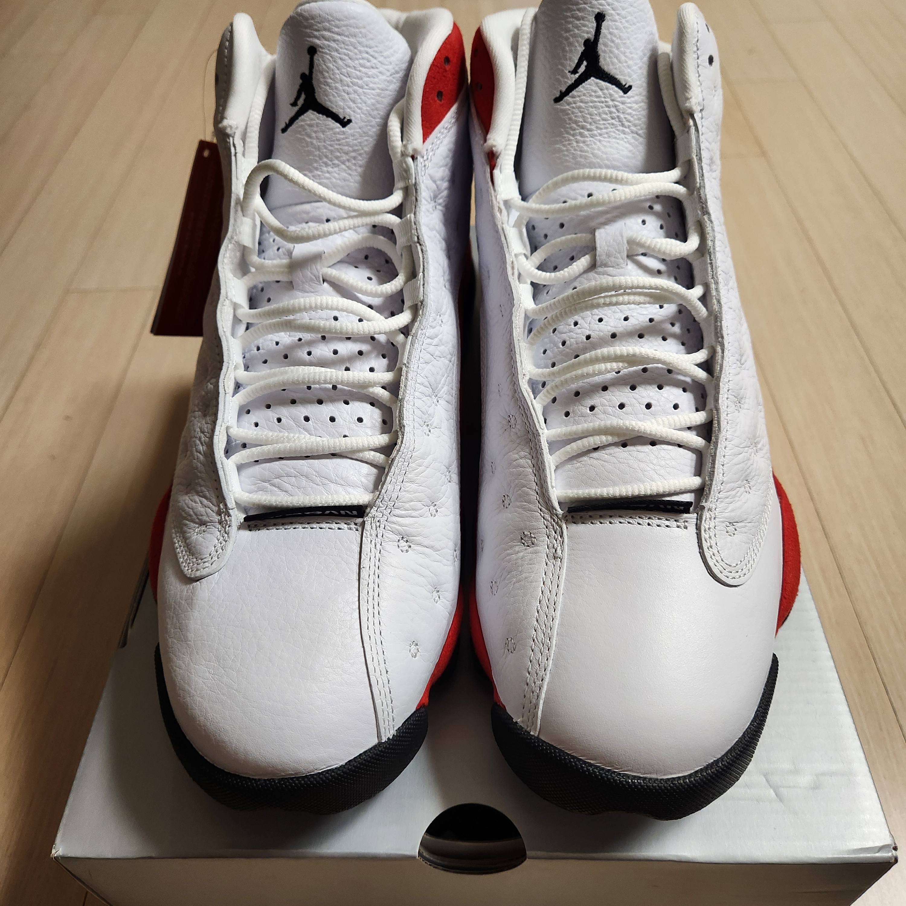 Jordan 13 Retro White and University Red 착용 스타일 - 3